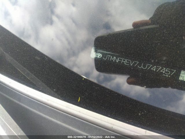 Photo 8 VIN: JTMNFREV7JJ747457 - TOYOTA RAV4 