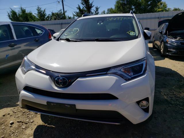 Photo 8 VIN: JTMRFREV1HD204552 - TOYOTA RAV4 XLE 