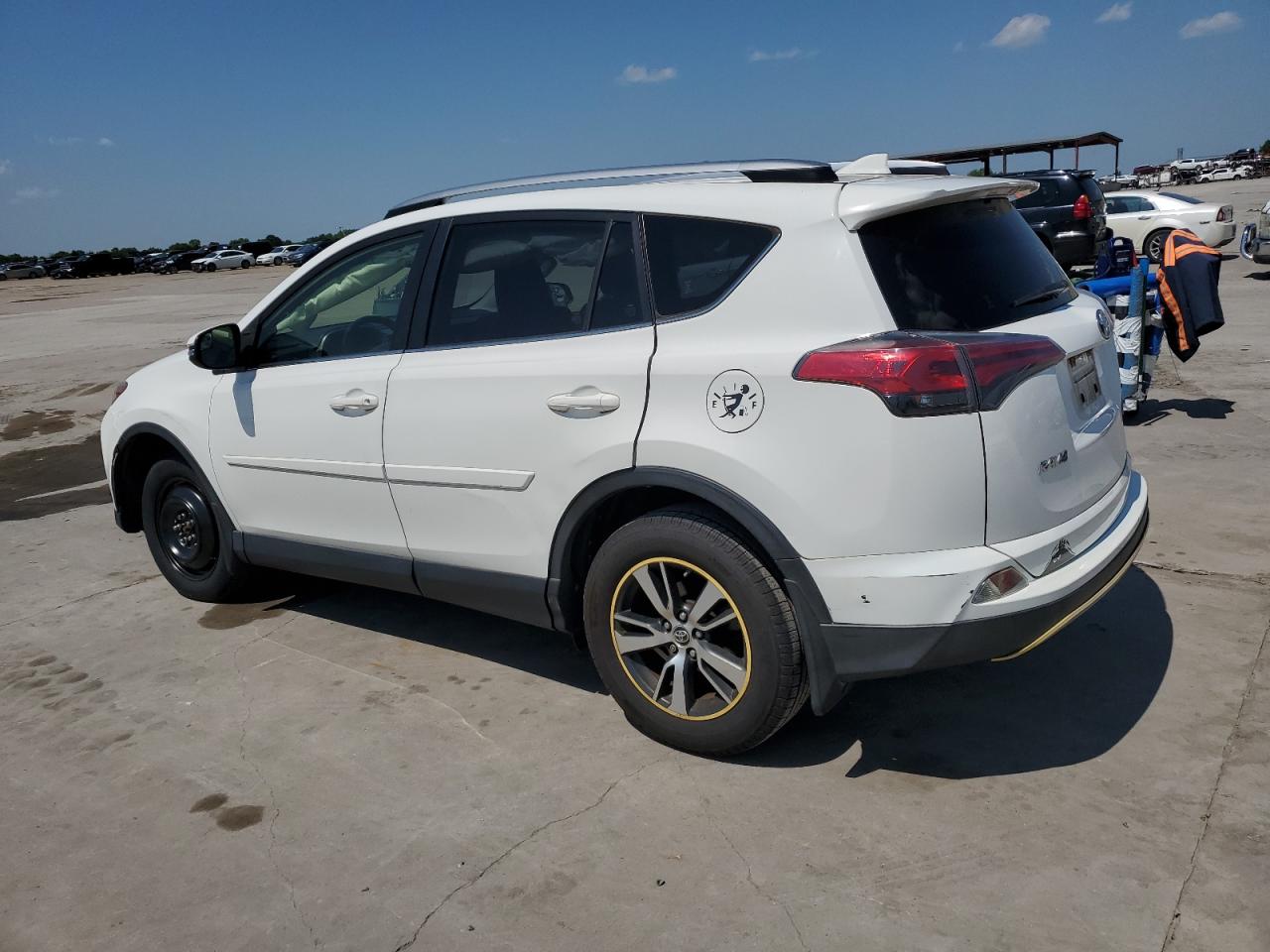 Photo 1 VIN: JTMRFREV1HJ132365 - TOYOTA RAV 4 