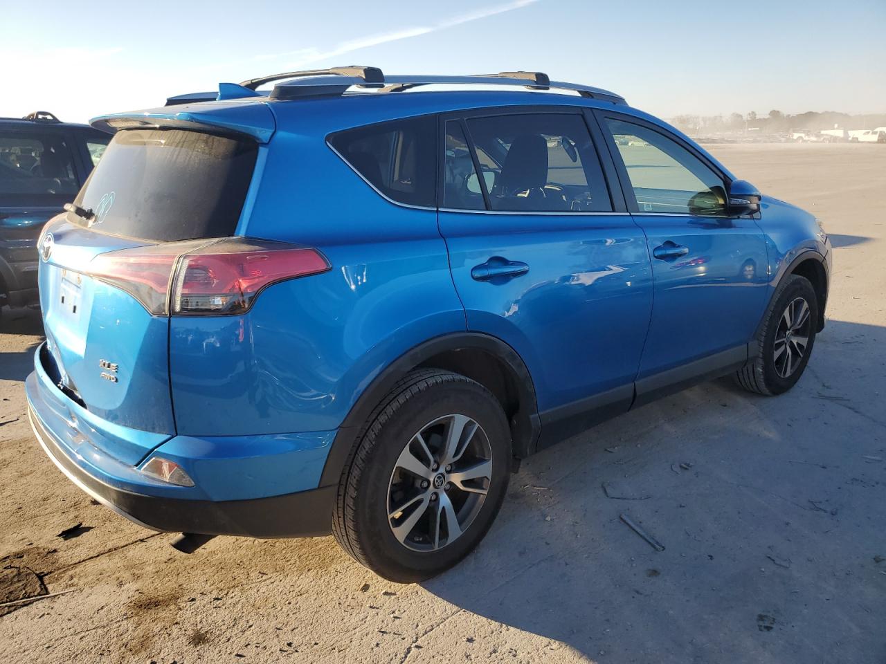 Photo 2 VIN: JTMRFREV1JJ187047 - TOYOTA RAV 4 