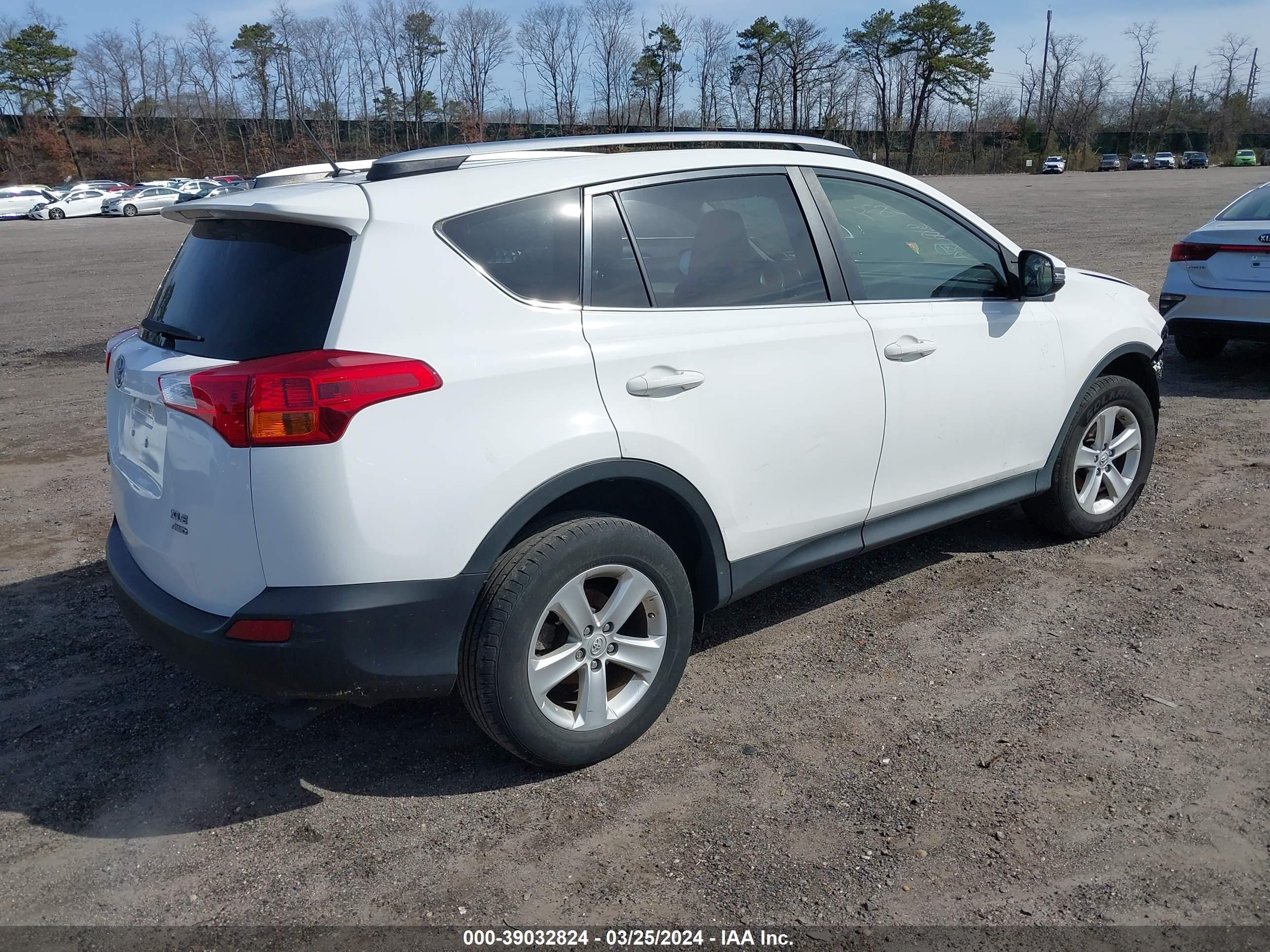 Photo 3 VIN: JTMRFREV3D5001666 - TOYOTA RAV 4 