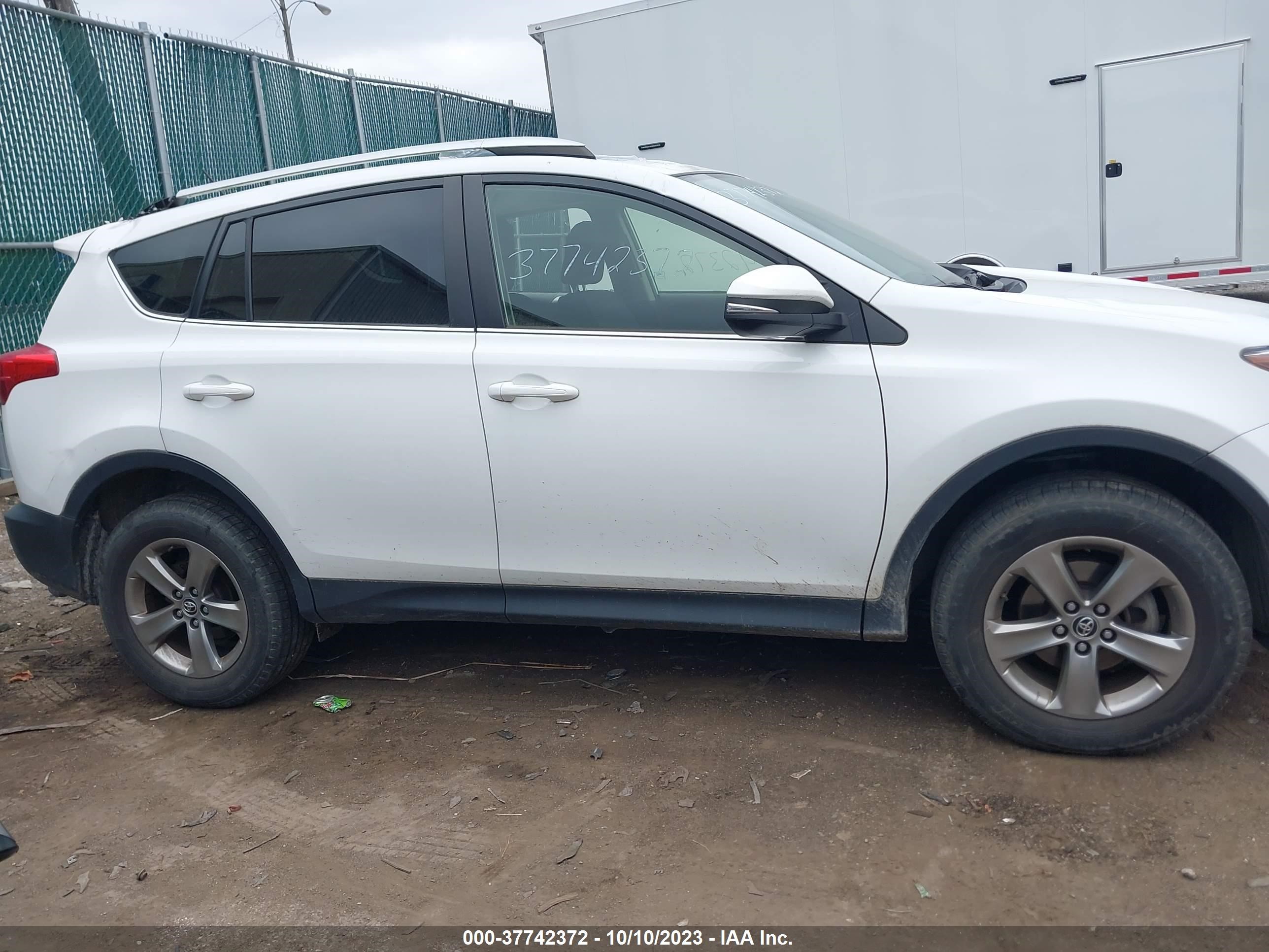 Photo 12 VIN: JTMRFREV9FD156117 - TOYOTA RAV 4 