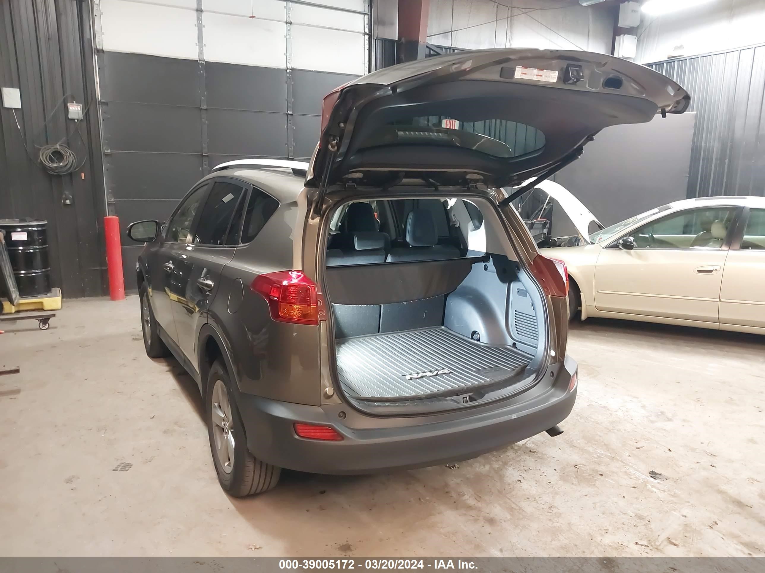 Photo 2 VIN: JTMRFREVXFD160645 - TOYOTA RAV 4 