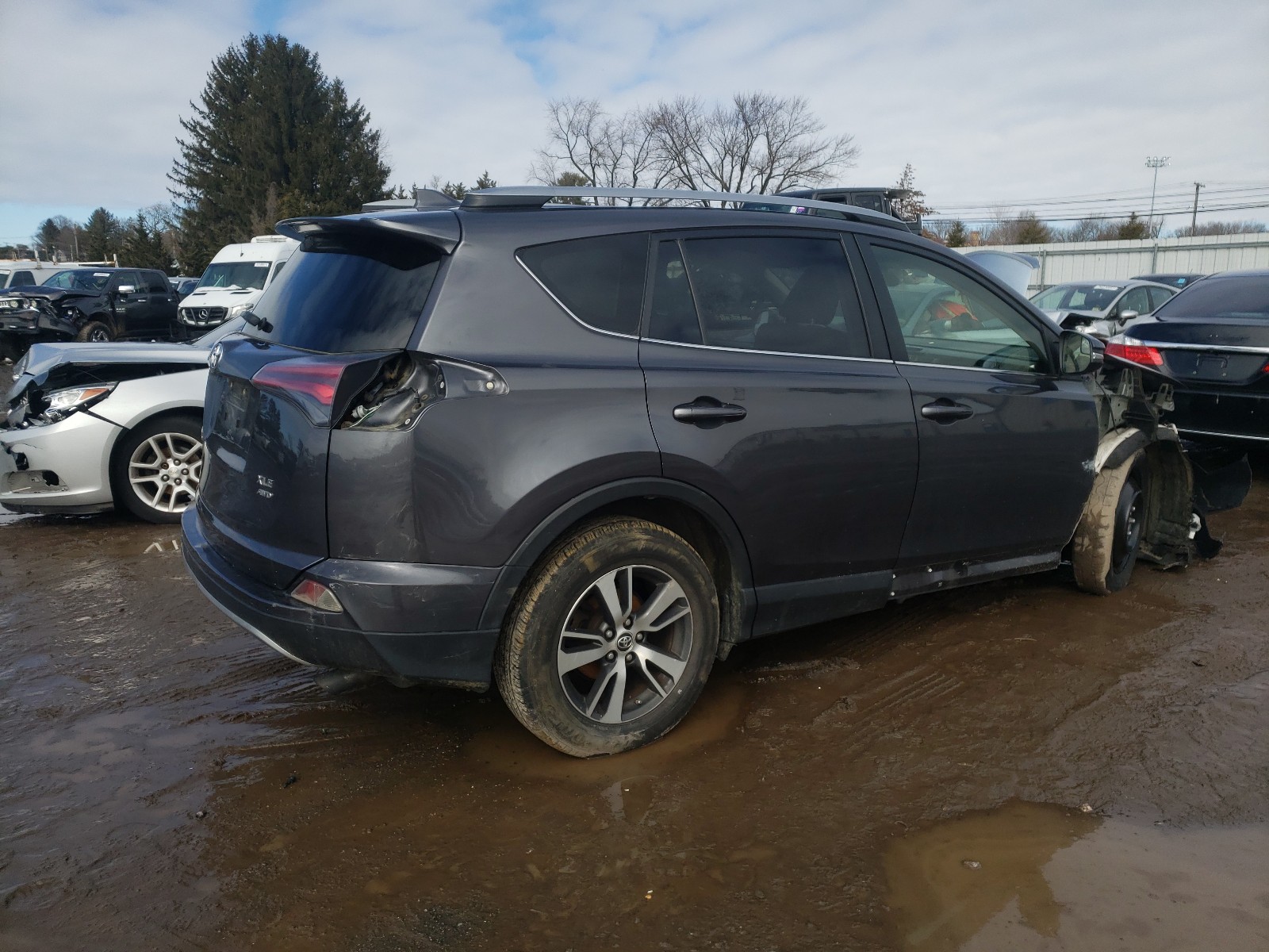 Photo 3 VIN: JTMRFREVXHJ121705 - TOYOTA RAV4 XLE 