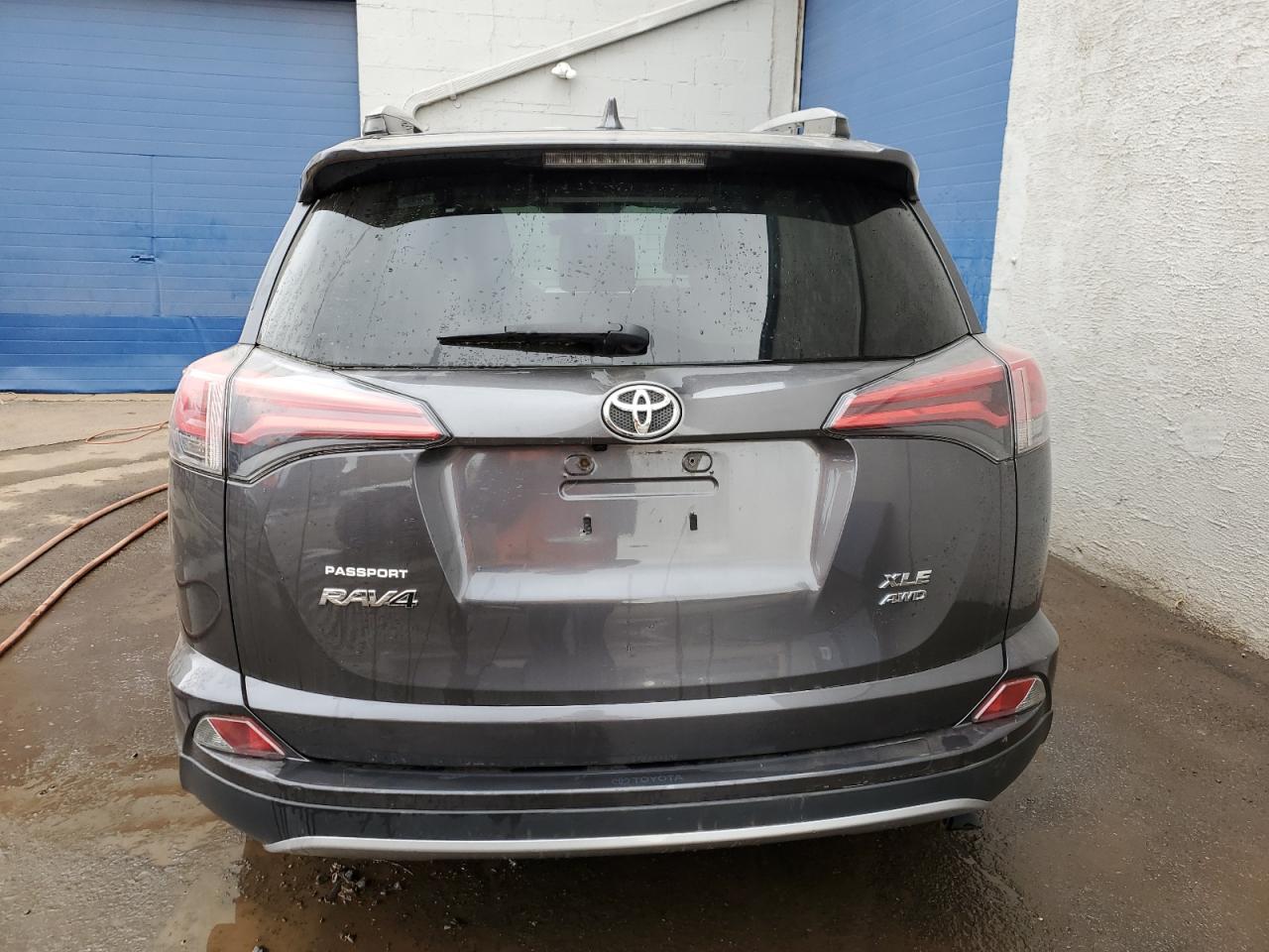 Photo 5 VIN: JTMRFREVXJJ738981 - TOYOTA RAV 4 