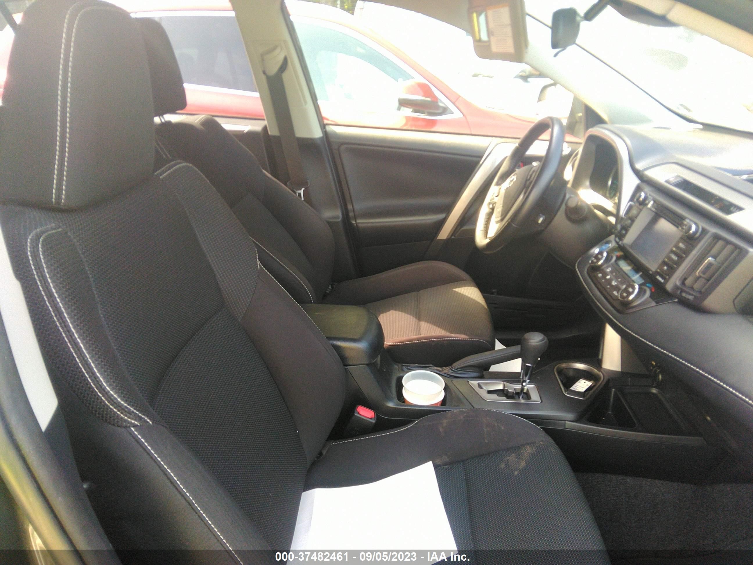 Photo 4 VIN: JTMRJREV5JD206227 - TOYOTA RAV4 