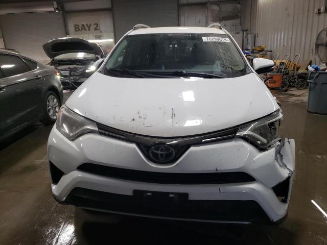 Photo 4 VIN: JTMRJREV7JD188524 - TOYOTA RAV4 HV LE 