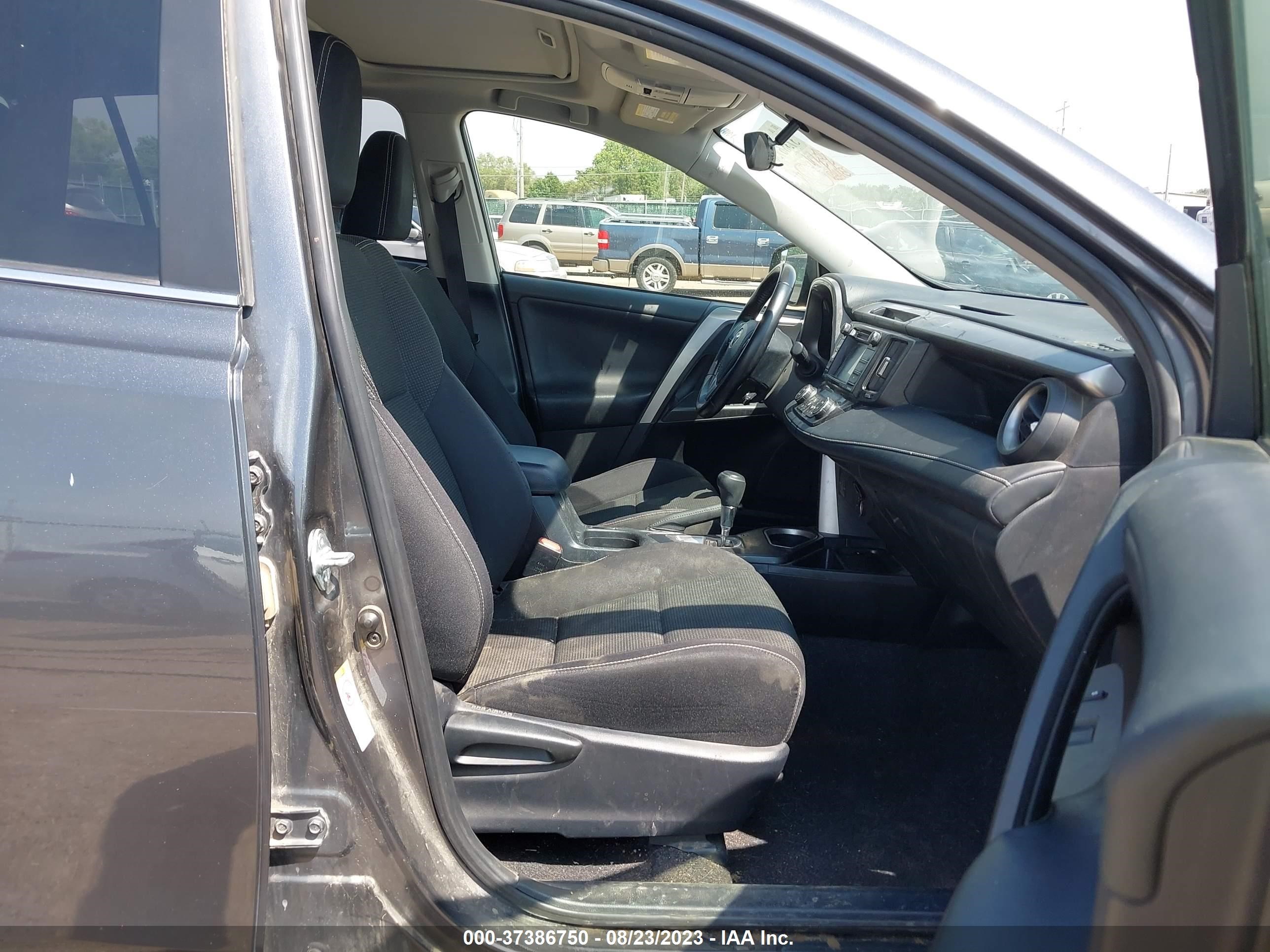 Photo 4 VIN: JTMRJREVXHD095510 - TOYOTA RAV 4 