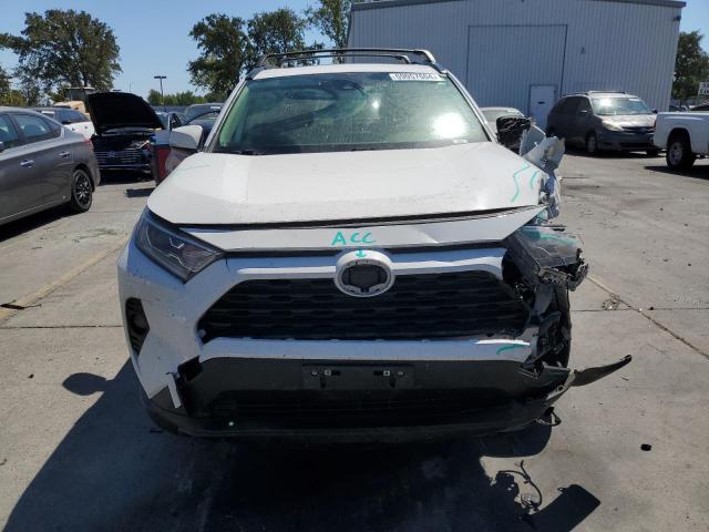 Photo 4 VIN: JTMRWRFVXMD125499 - TOYOTA RAV4 XLE 