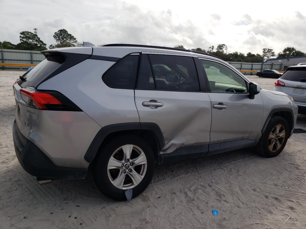 Photo 2 VIN: JTMW1RFVXKD031153 - TOYOTA RAV4 XLE 