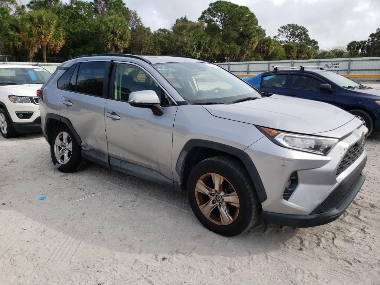 Photo 3 VIN: JTMW1RFVXKD031153 - TOYOTA RAV4 XLE 