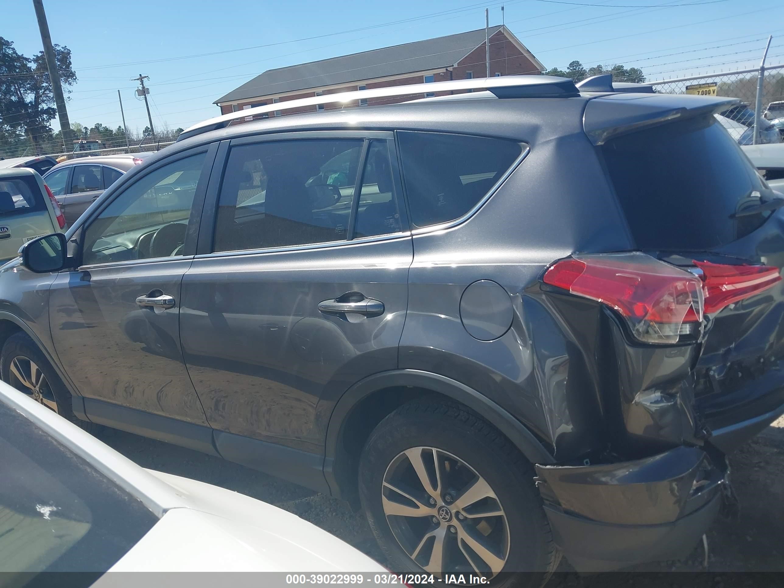 Photo 13 VIN: JTMWFREV0JJ177290 - TOYOTA RAV 4 