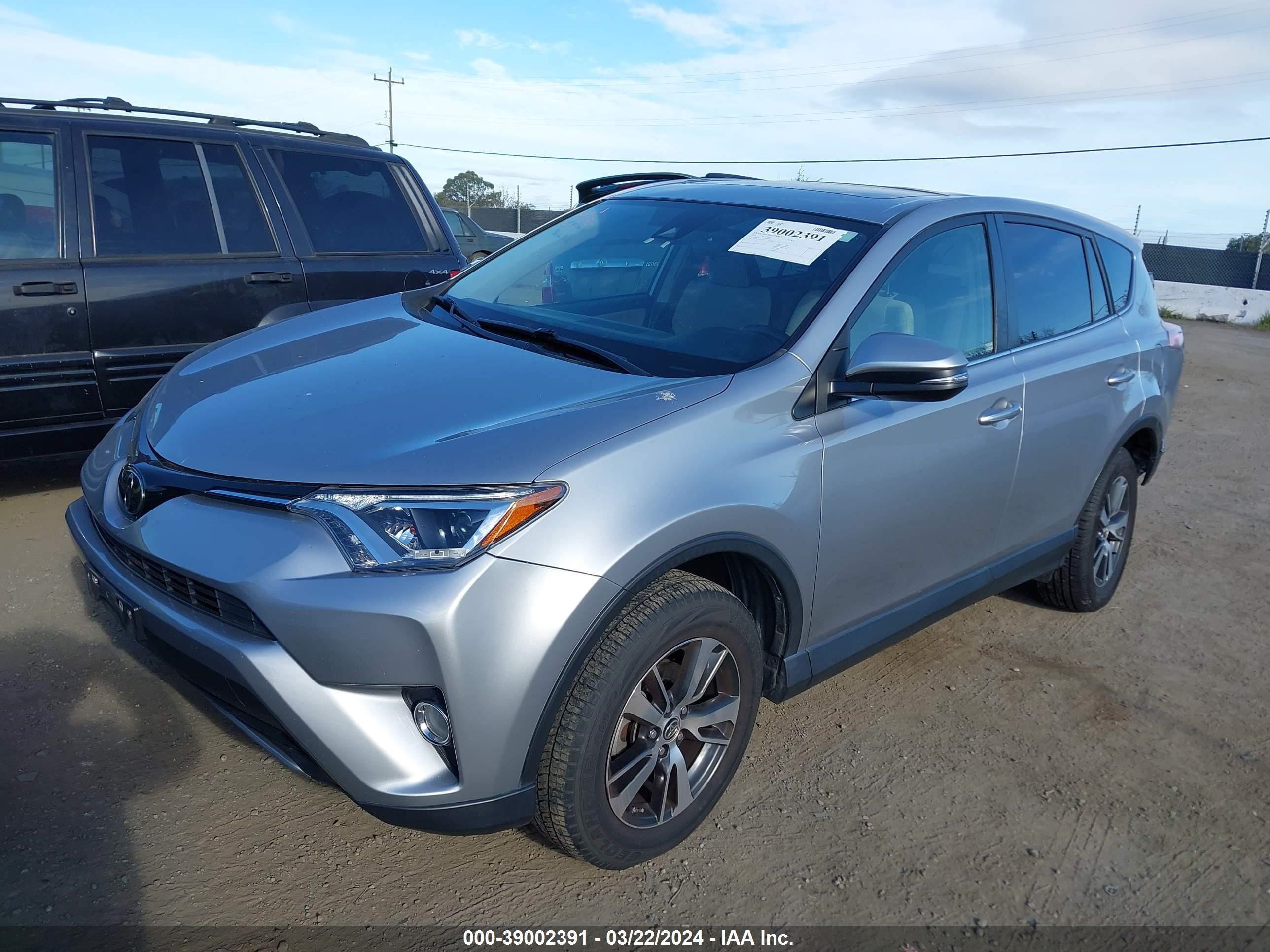 Photo 1 VIN: JTMWFREV1JD114052 - TOYOTA RAV 4 