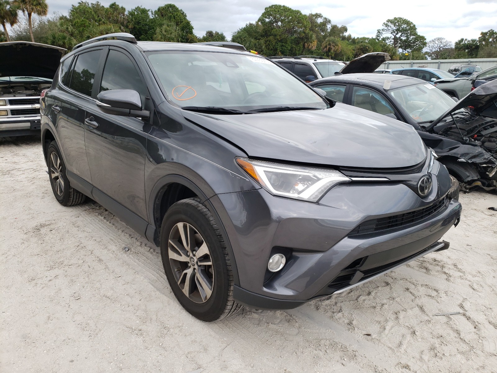 Photo 0 VIN: JTMWFREV3HD097037 - TOYOTA RAV4 XLE 