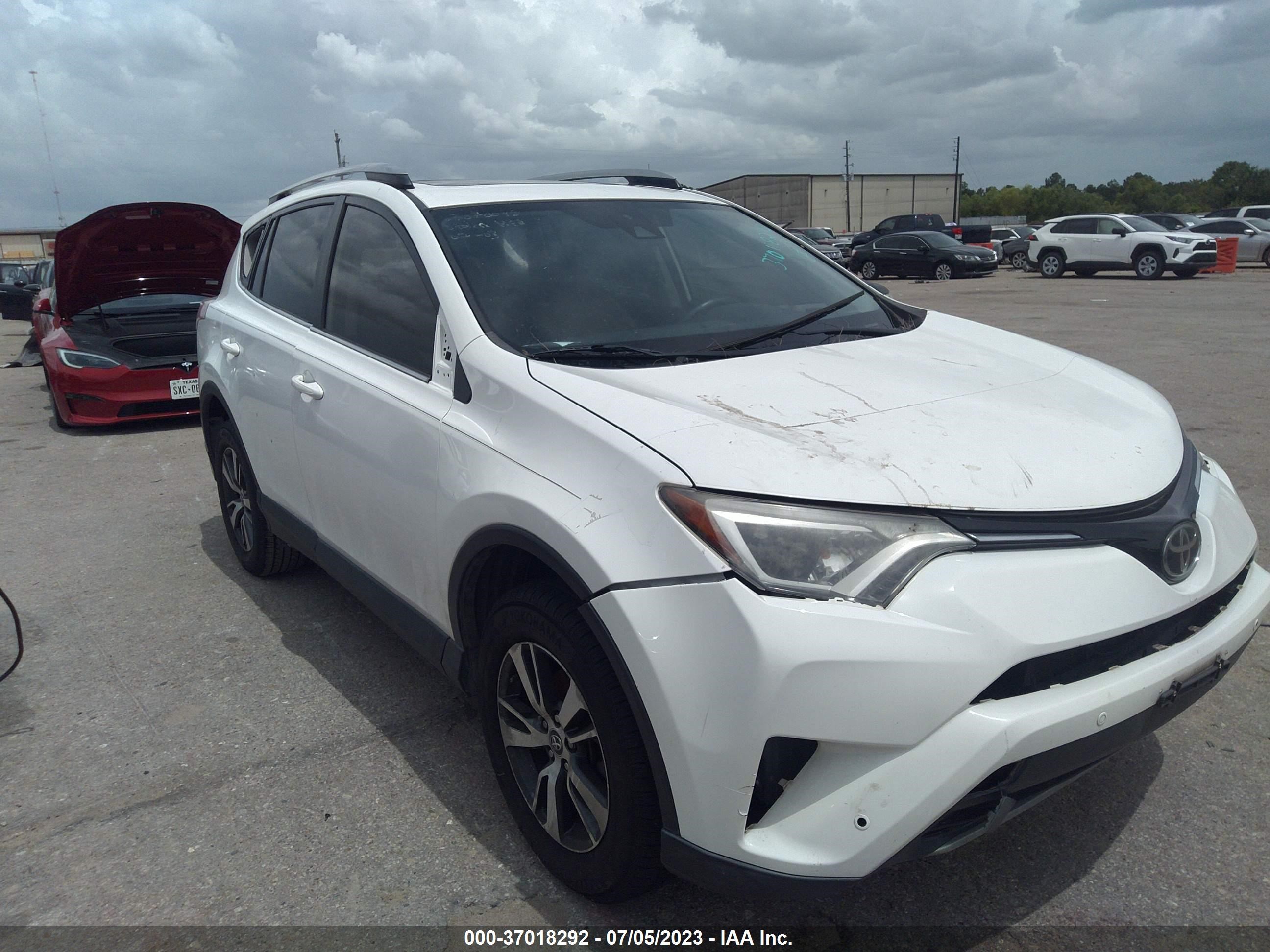 Photo 0 VIN: JTMWFREV4HJ102893 - TOYOTA RAV 4 