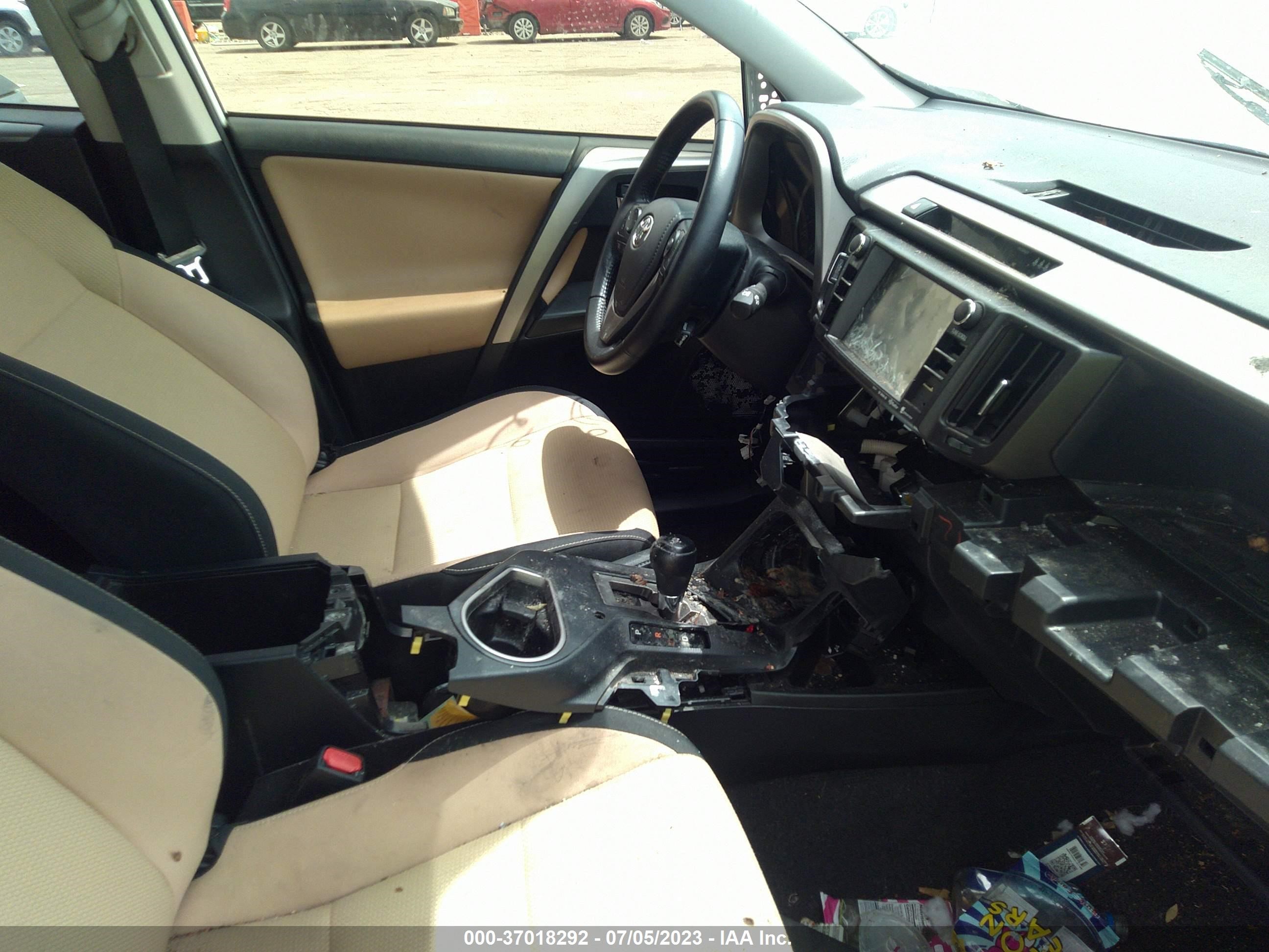 Photo 4 VIN: JTMWFREV4HJ102893 - TOYOTA RAV 4 