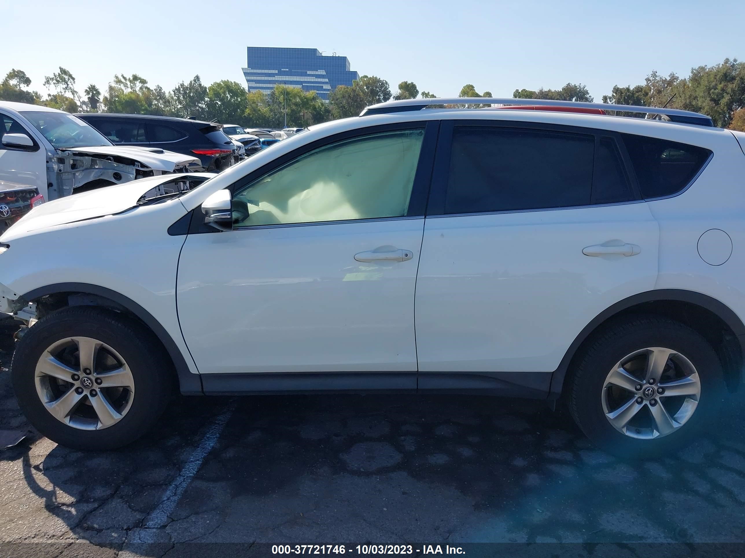 Photo 13 VIN: JTMWFREV8FJ051895 - TOYOTA RAV 4 