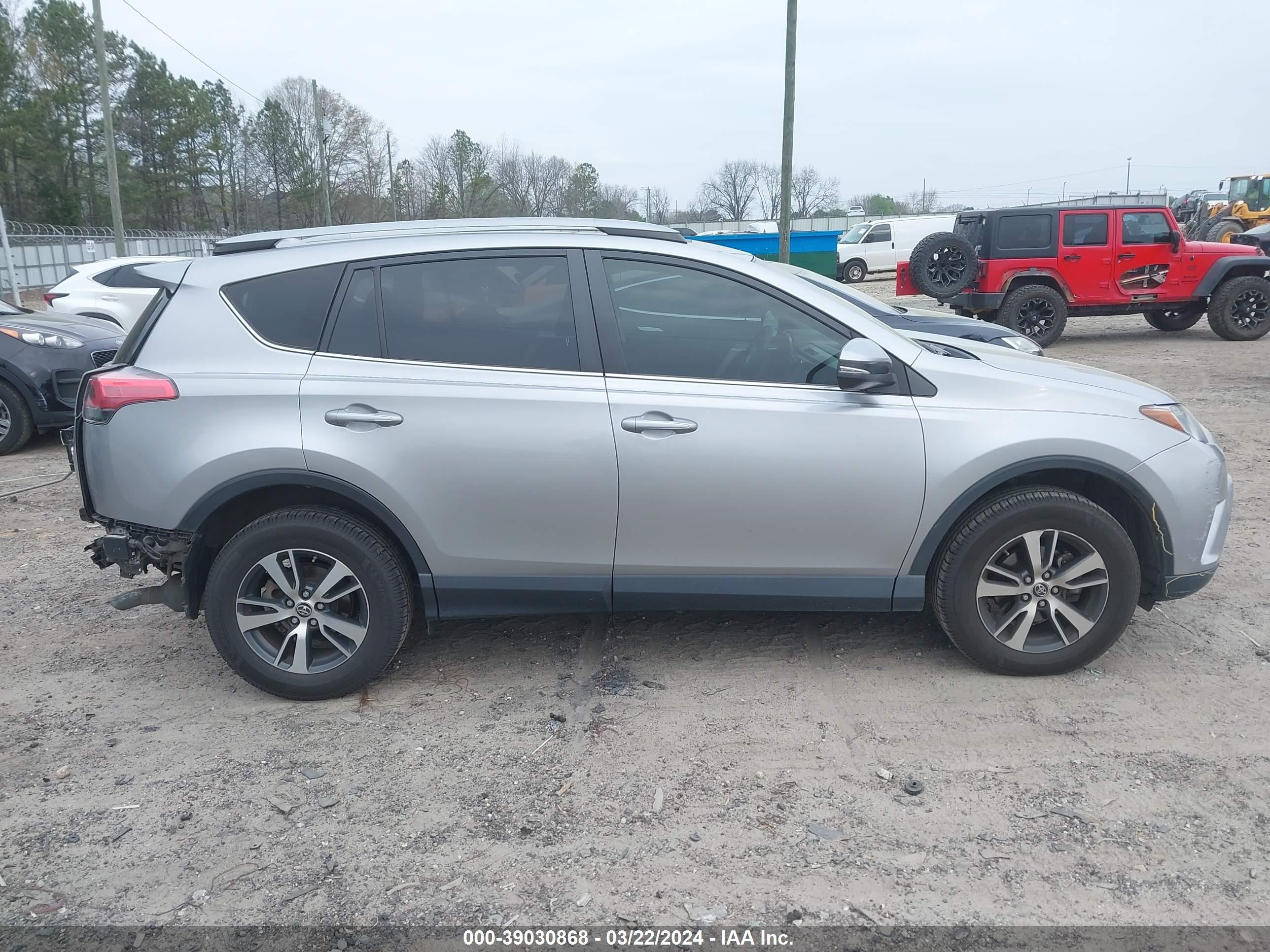 Photo 13 VIN: JTMWFREV9JJ201716 - TOYOTA RAV 4 