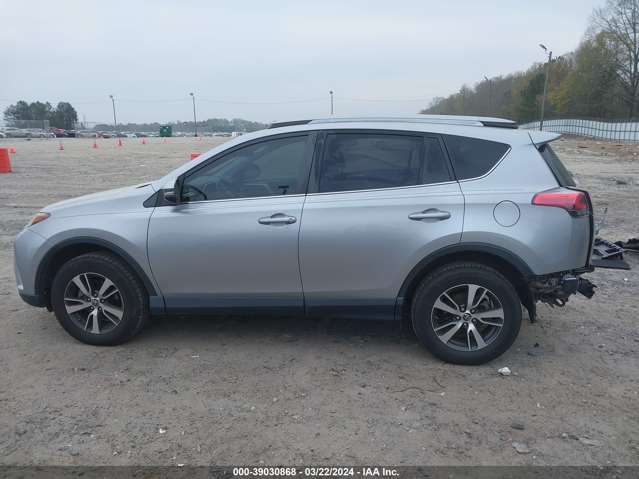 Photo 14 VIN: JTMWFREV9JJ201716 - TOYOTA RAV 4 