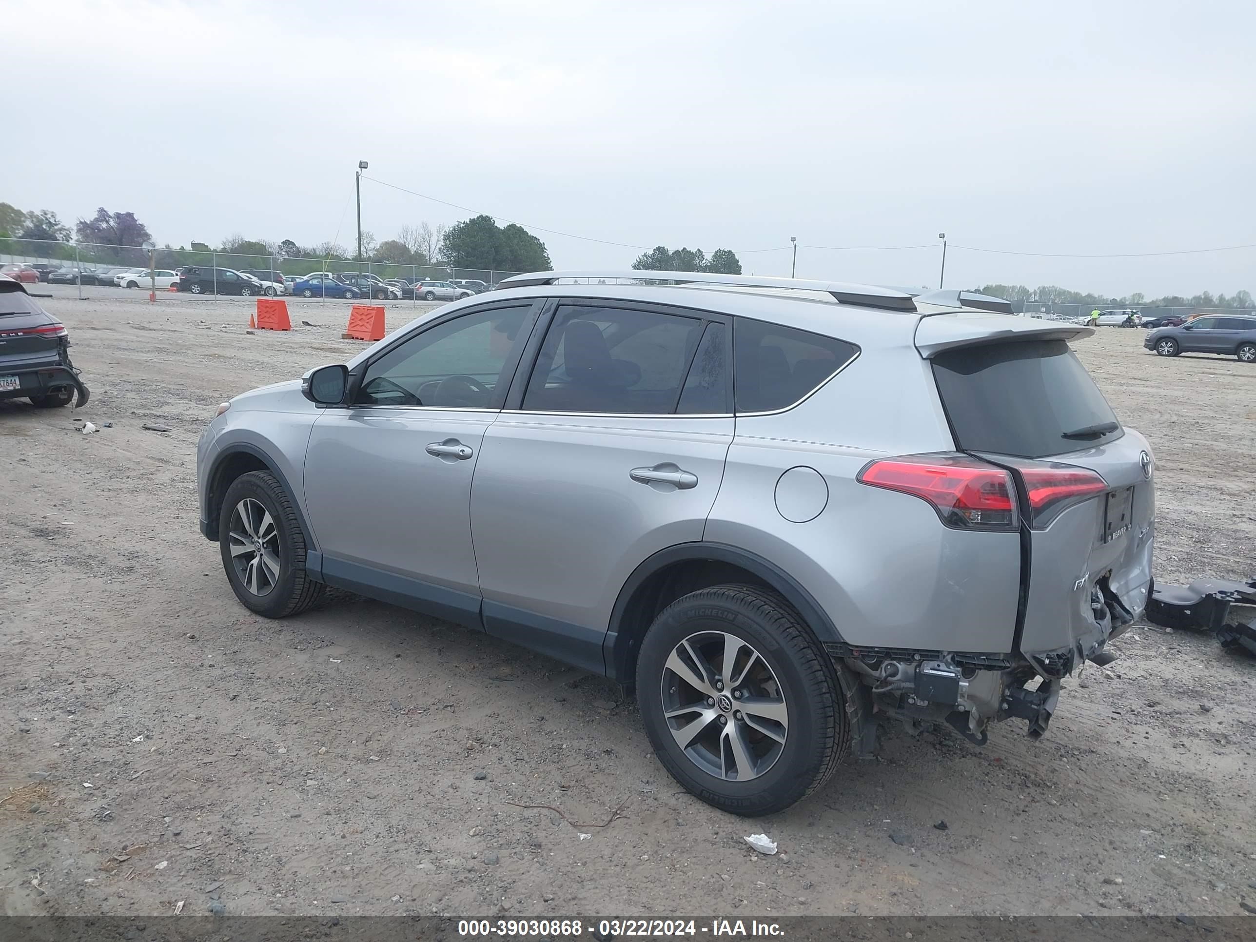 Photo 2 VIN: JTMWFREV9JJ201716 - TOYOTA RAV 4 