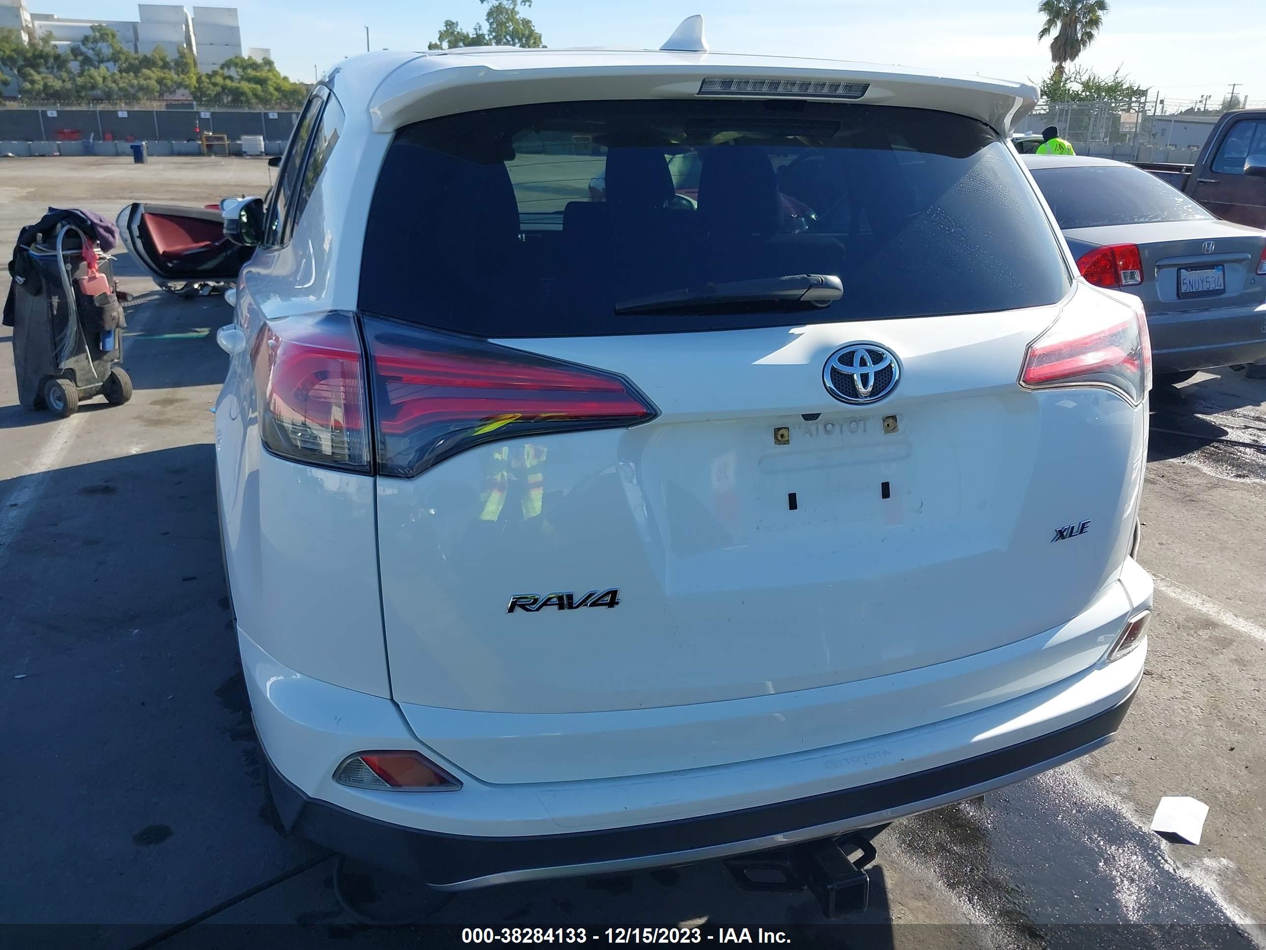 Photo 14 VIN: JTMWFREVXJD115927 - TOYOTA RAV 4 