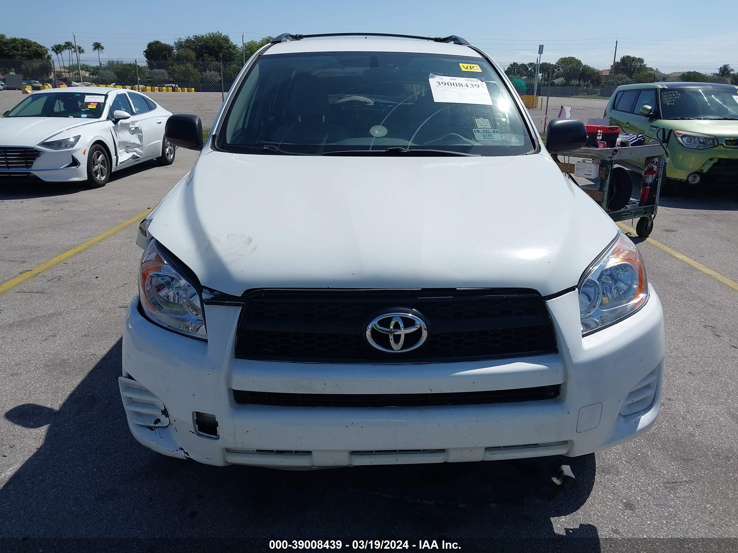 Photo 11 VIN: JTMZF4DV2AD026841 - TOYOTA RAV 4 