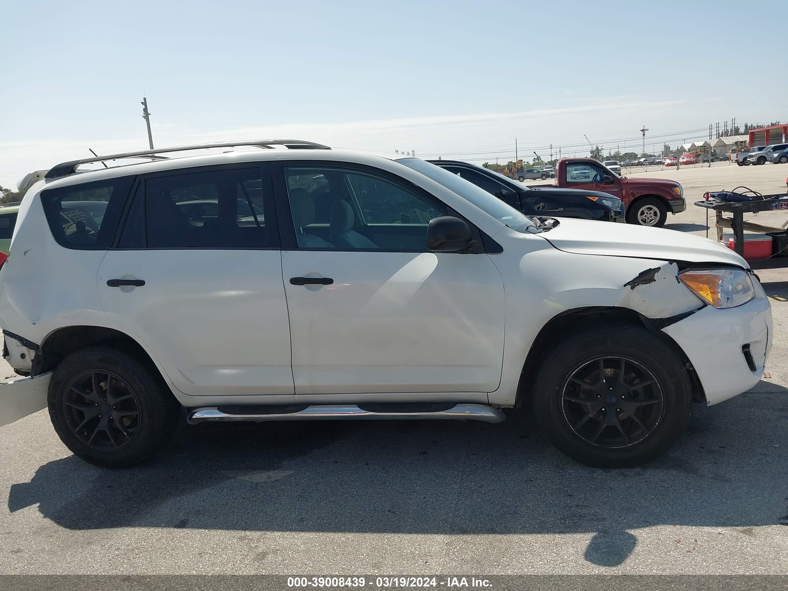 Photo 12 VIN: JTMZF4DV2AD026841 - TOYOTA RAV 4 