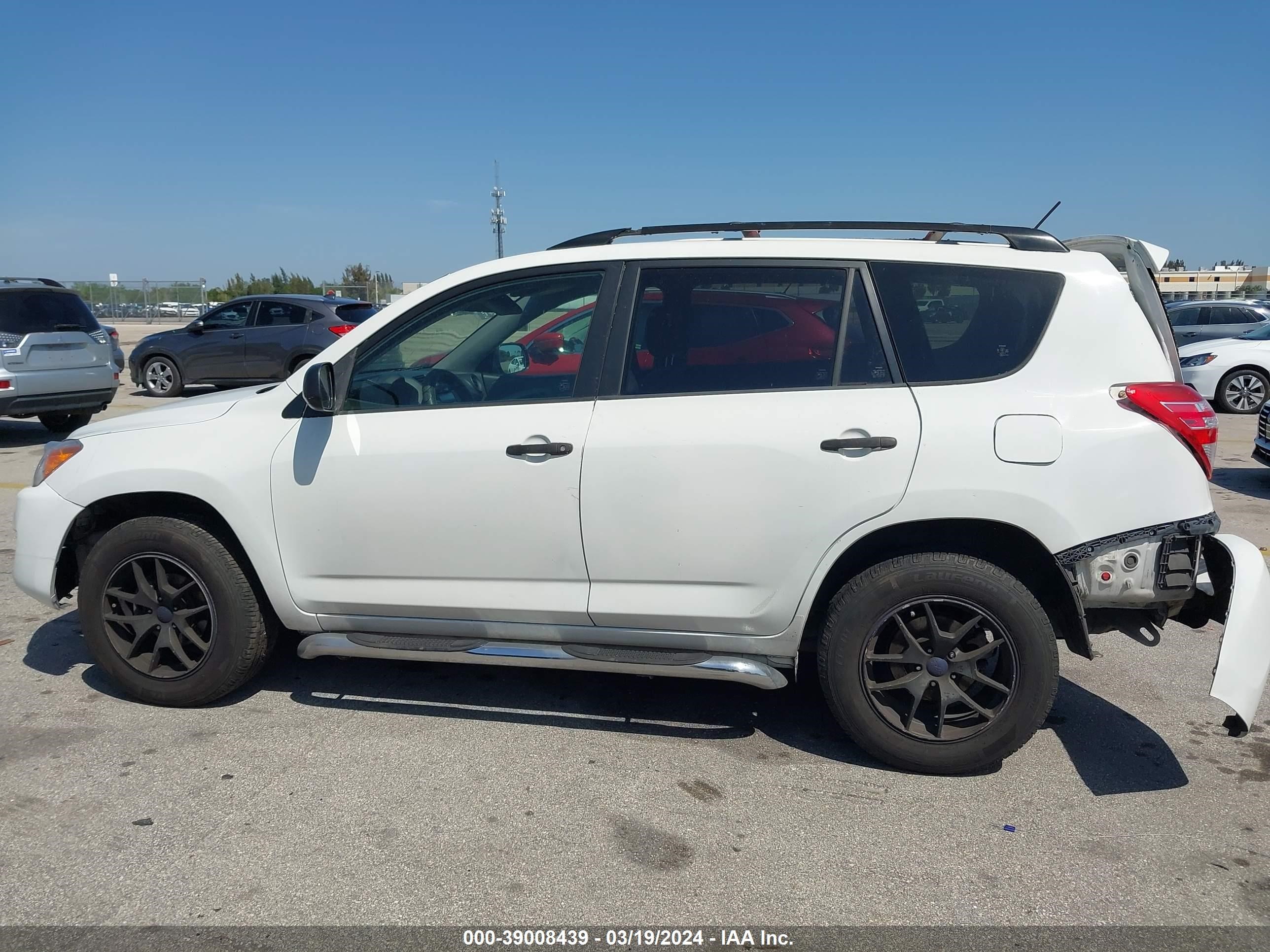 Photo 13 VIN: JTMZF4DV2AD026841 - TOYOTA RAV 4 