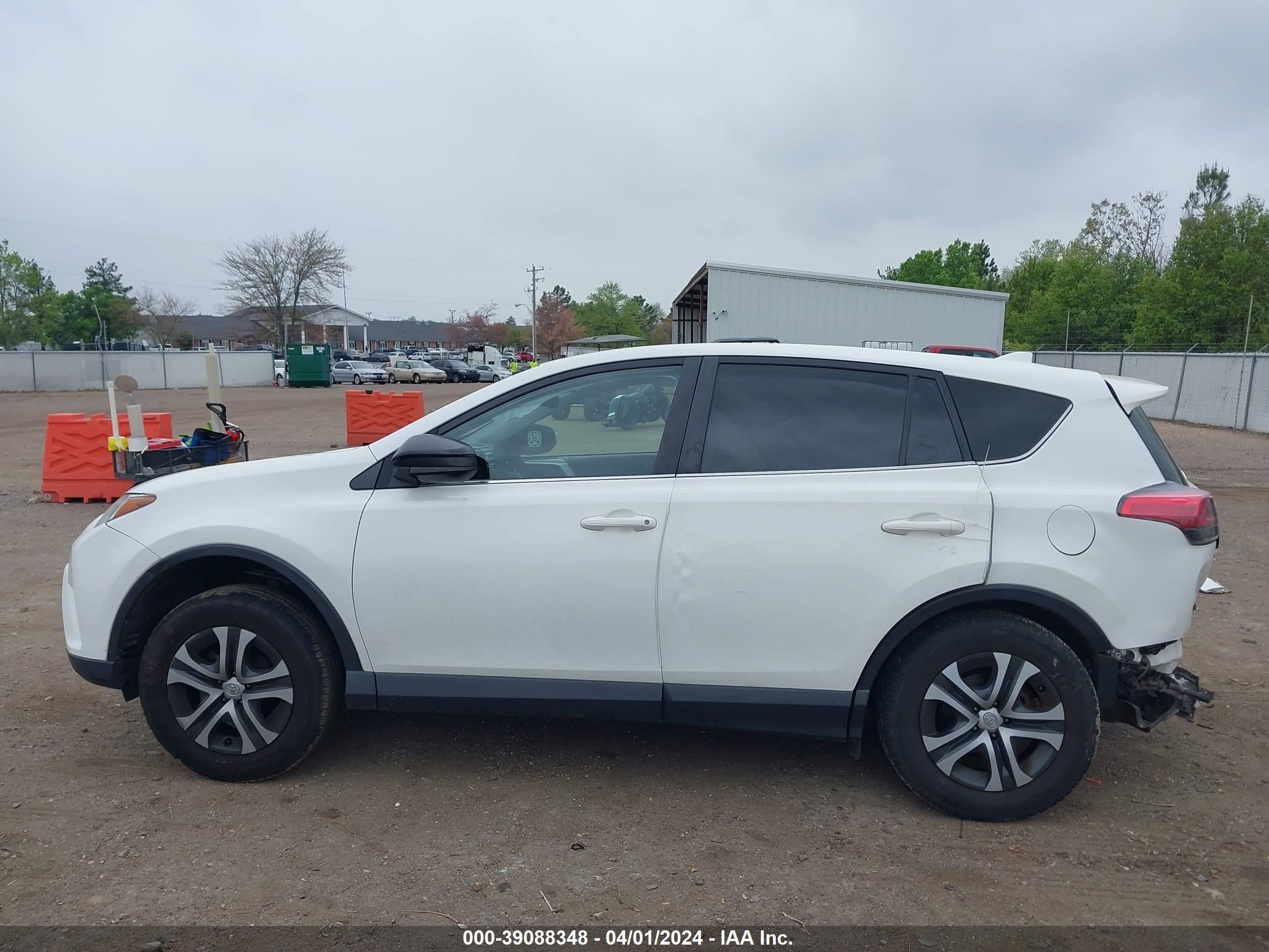 Photo 13 VIN: JTMZFREV6JJ733678 - TOYOTA RAV 4 