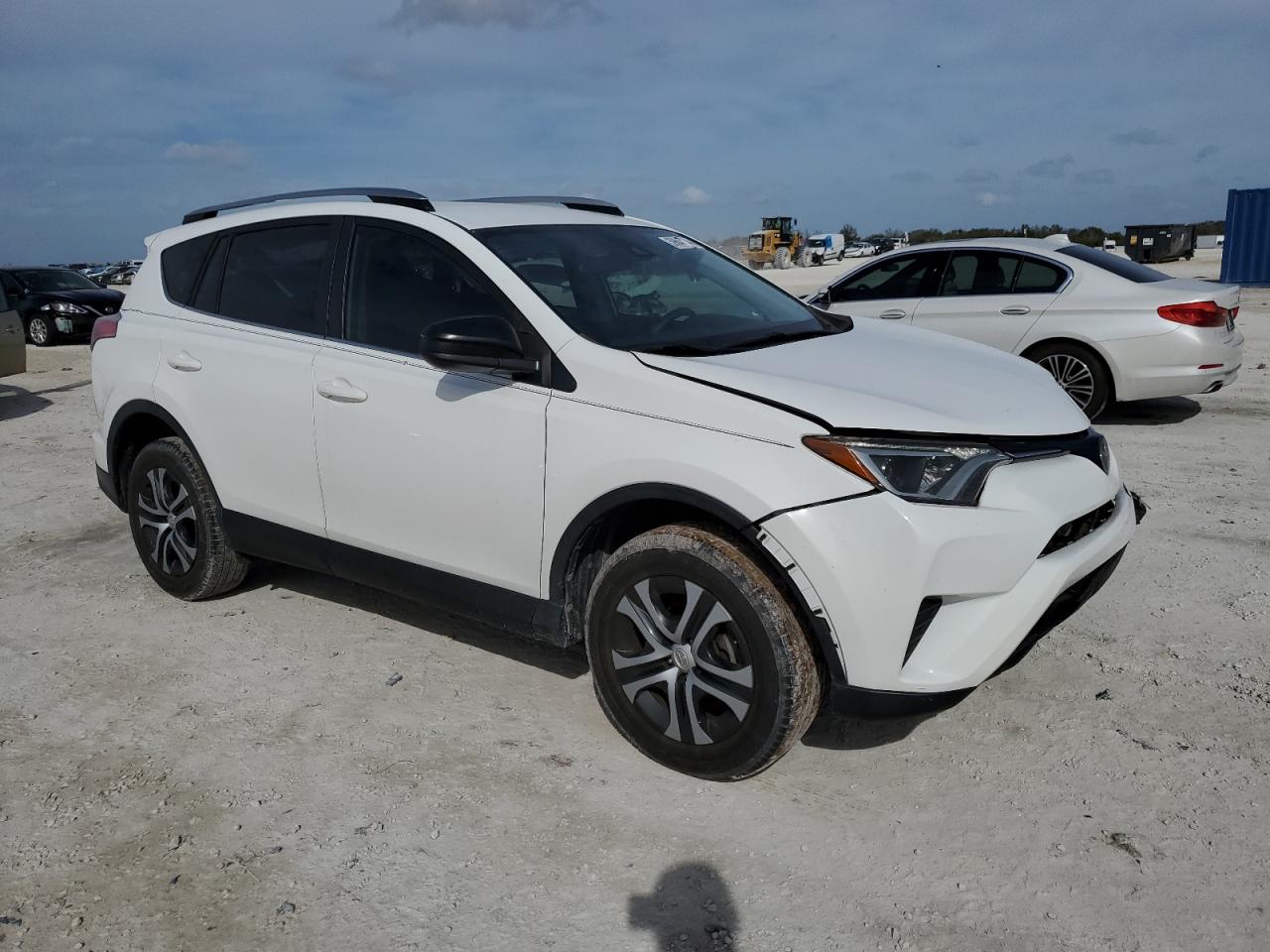 Photo 3 VIN: JTMZFREV7JJ212873 - TOYOTA RAV4 