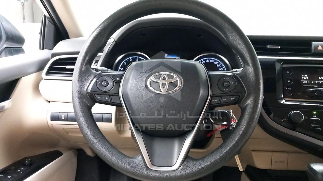 Photo 8 VIN: JTNBF9HK7J3002888 - TOYOTA CAMRY 