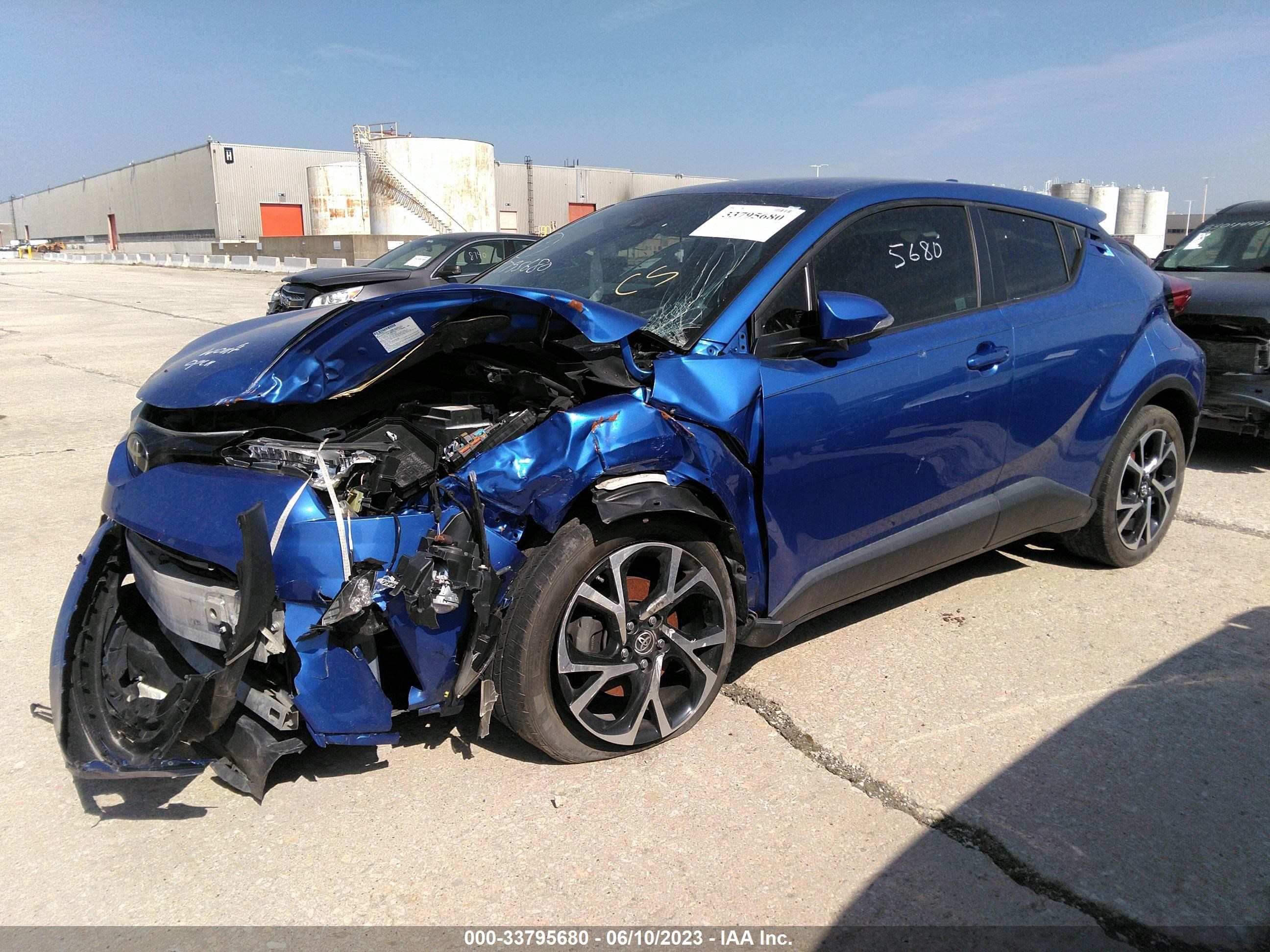 Photo 1 VIN: JTNKHMBX4J1005888 - TOYOTA C-HR XLE 