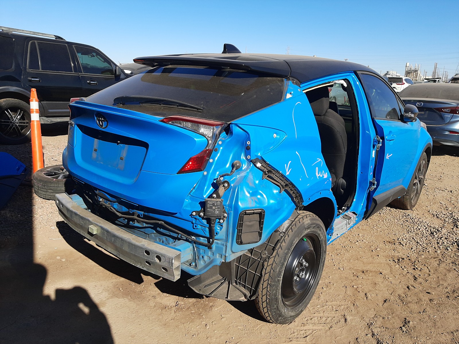 Photo 3 VIN: JTNKHMBX5K1022345 - TOYOTA C-HR XLE 