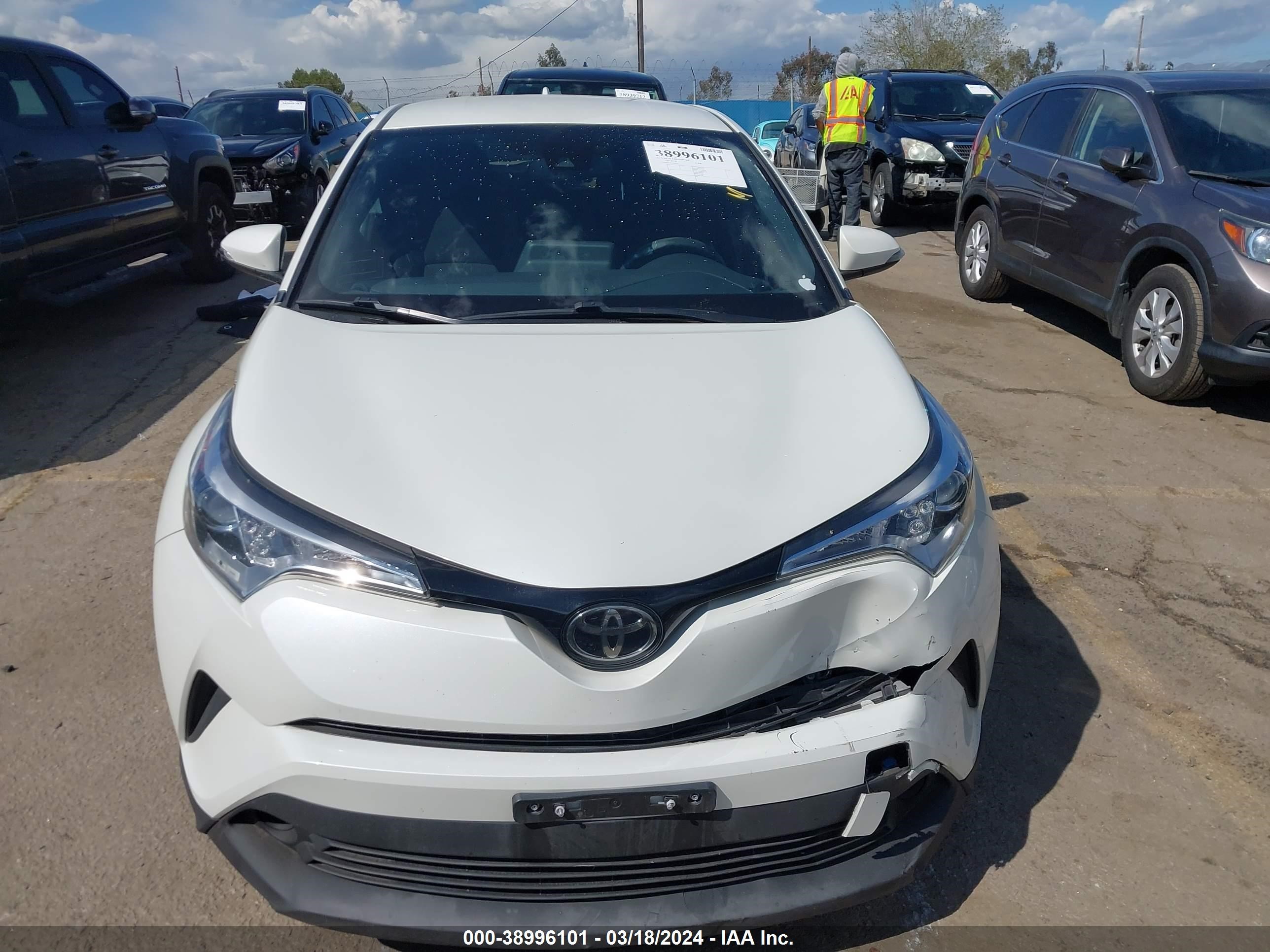 Photo 11 VIN: JTNKHMBX5K1028307 - TOYOTA C-HR 