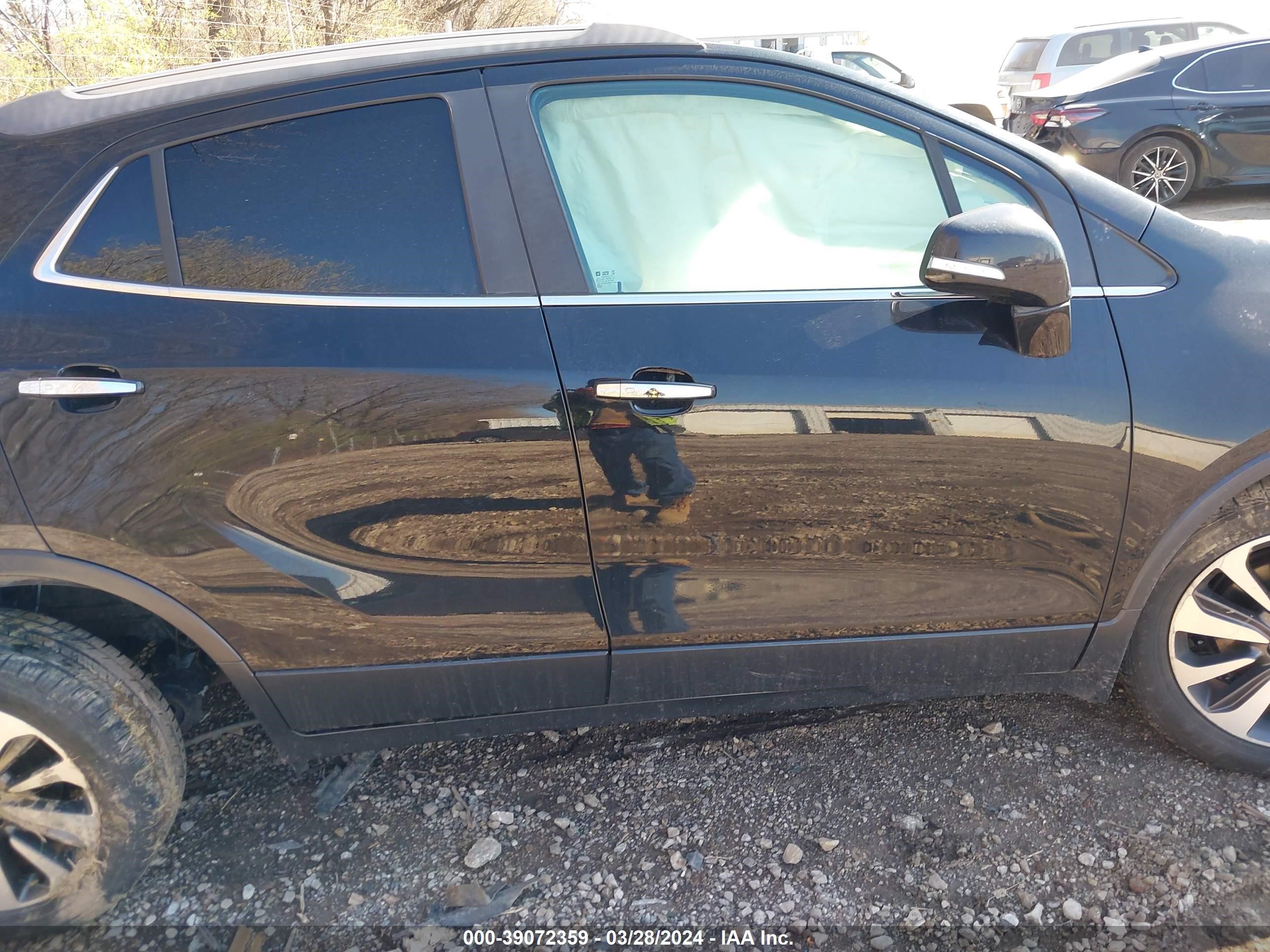 Photo 12 VIN: KL4CJGSBXJB586398 - BUICK ENCORE 