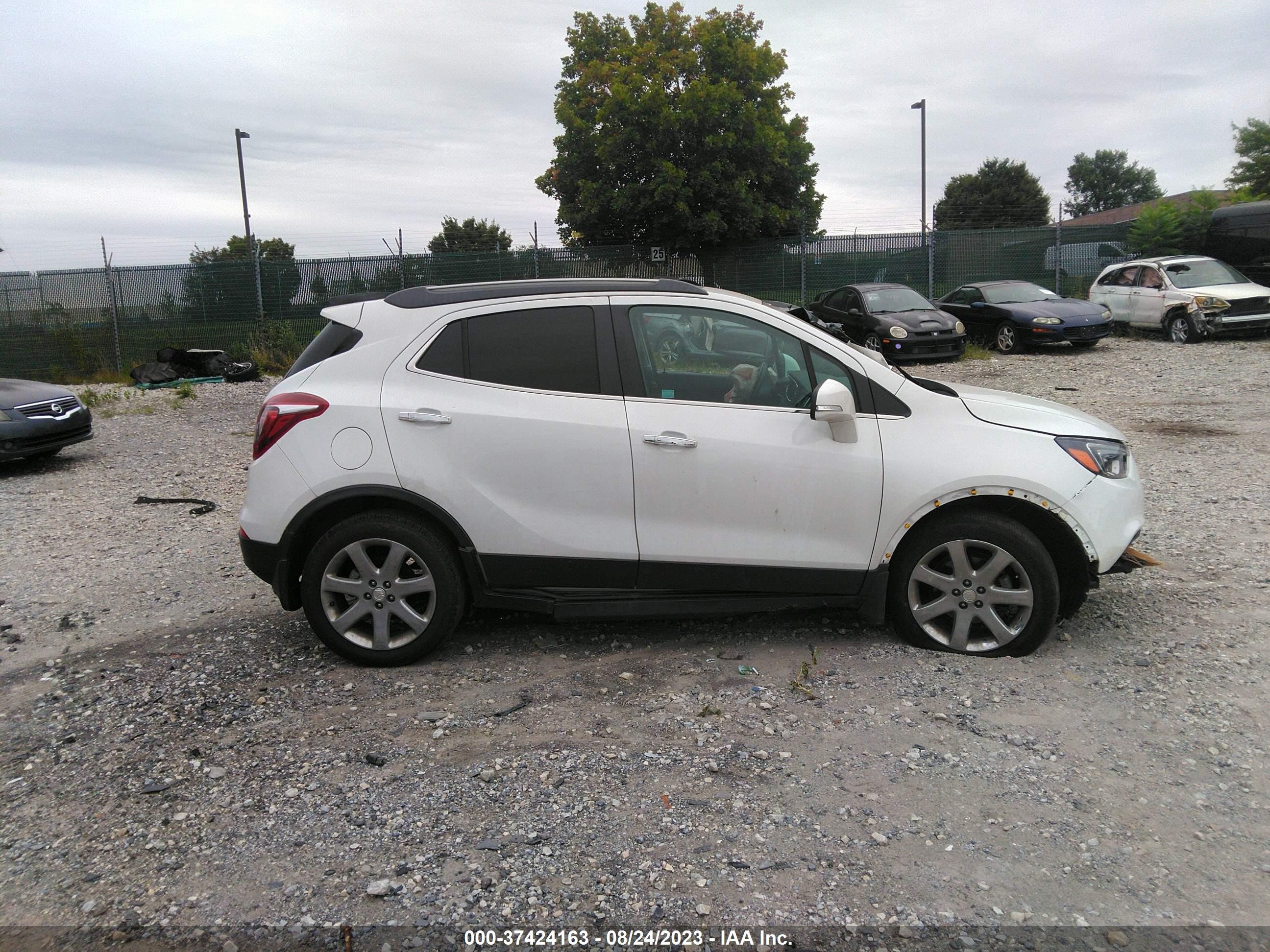 Photo 13 VIN: KL4CJGSBXJB688784 - BUICK ENCORE 