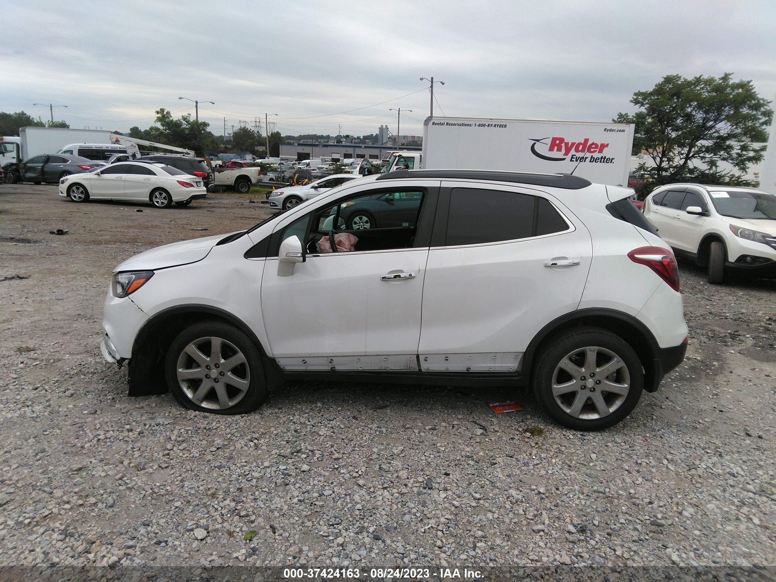 Photo 14 VIN: KL4CJGSBXJB688784 - BUICK ENCORE 