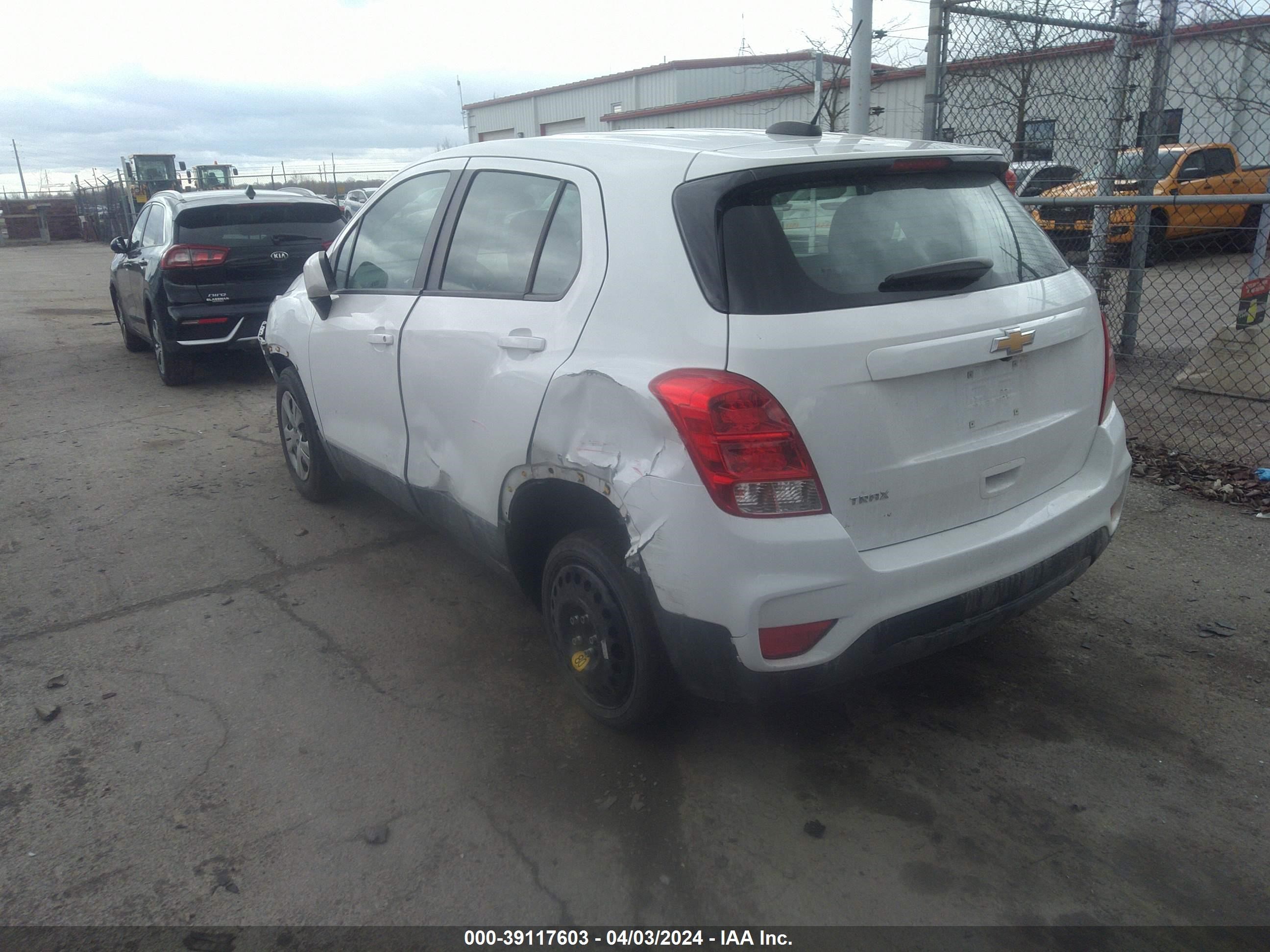 Photo 2 VIN: KL7CJKSB3JB587821 - CHEVROLET TRAX 