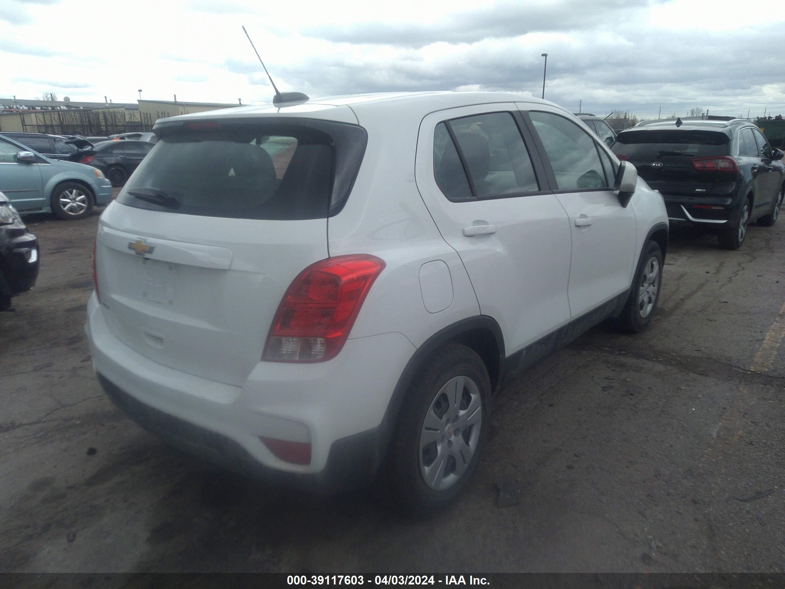 Photo 3 VIN: KL7CJKSB3JB587821 - CHEVROLET TRAX 