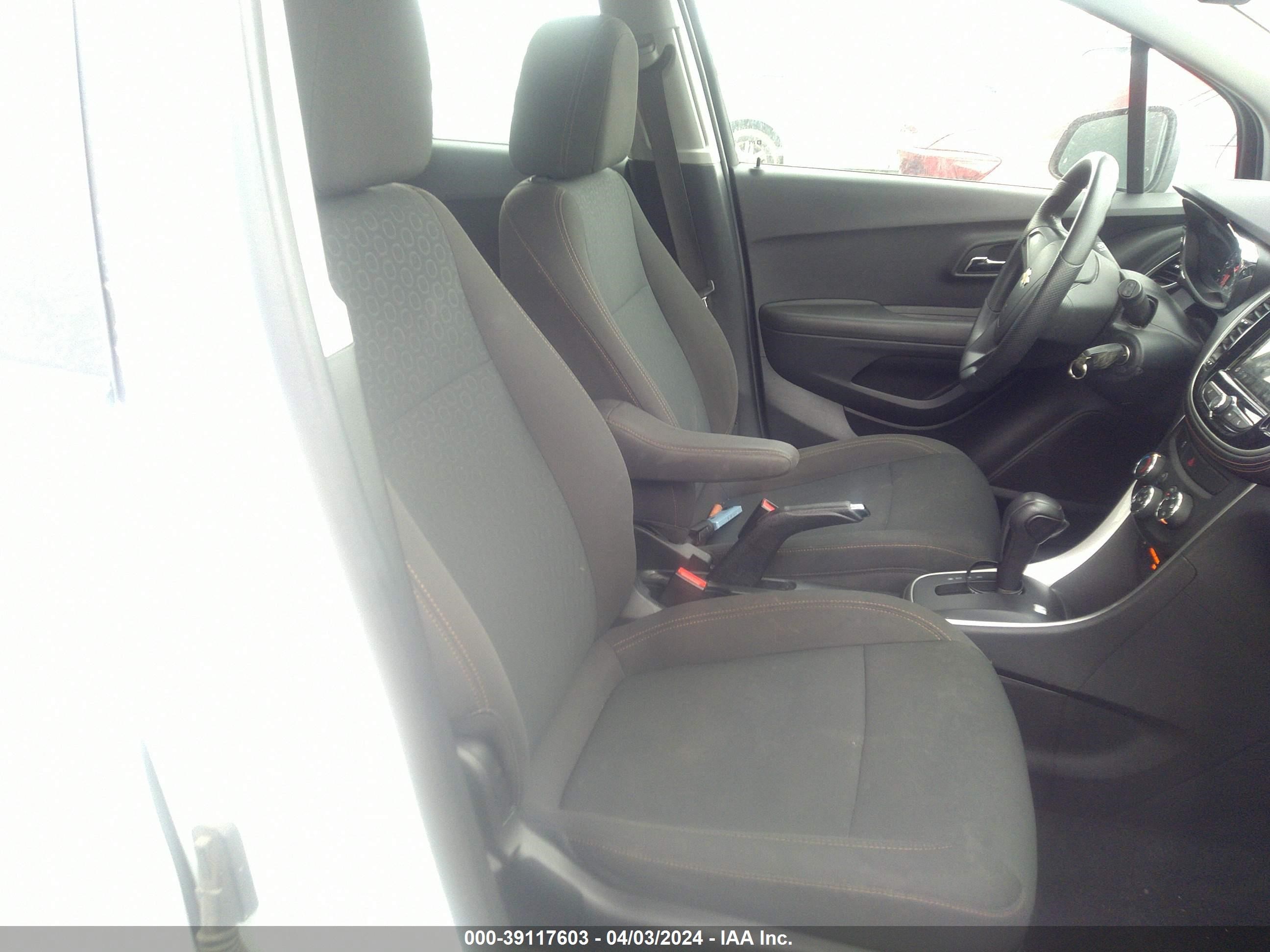 Photo 4 VIN: KL7CJKSB3JB587821 - CHEVROLET TRAX 