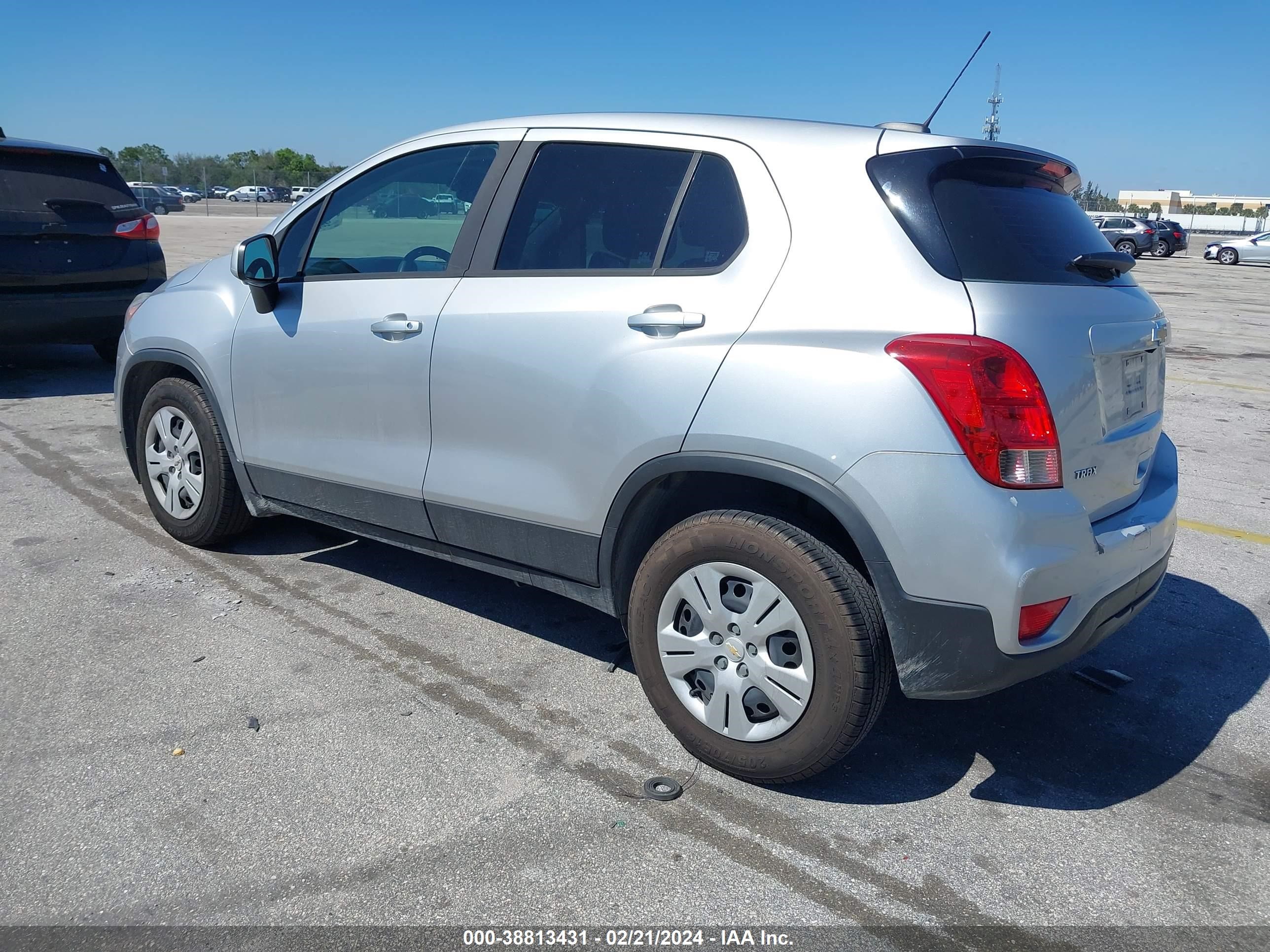 Photo 3 VIN: KL7CJKSB8HB145448 - CHEVROLET TRAX 