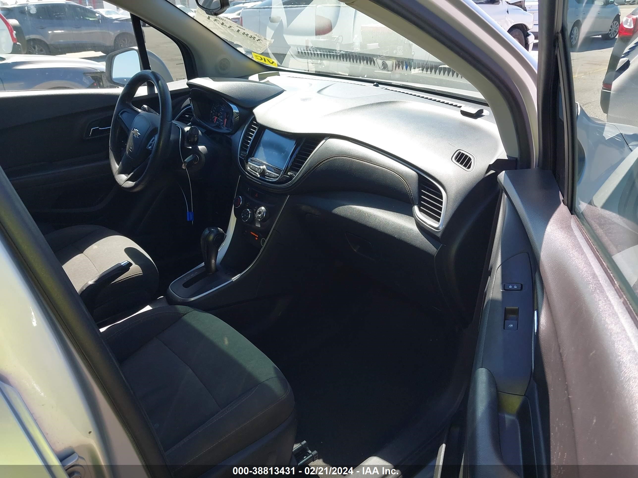 Photo 5 VIN: KL7CJKSB8HB145448 - CHEVROLET TRAX 