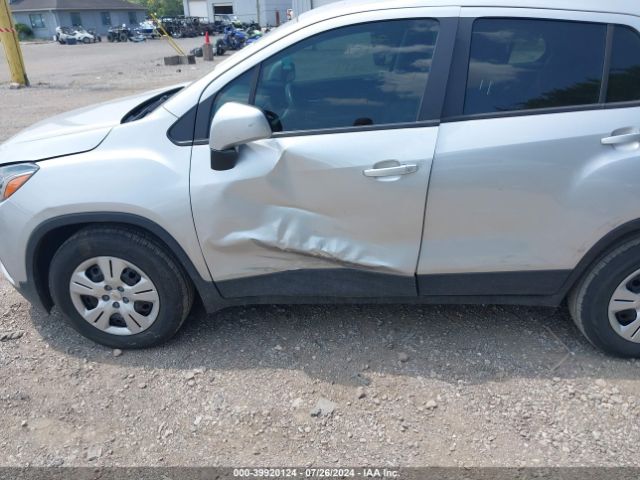 Photo 5 VIN: KL7CJKSBXJB582227 - CHEVROLET TRAX 