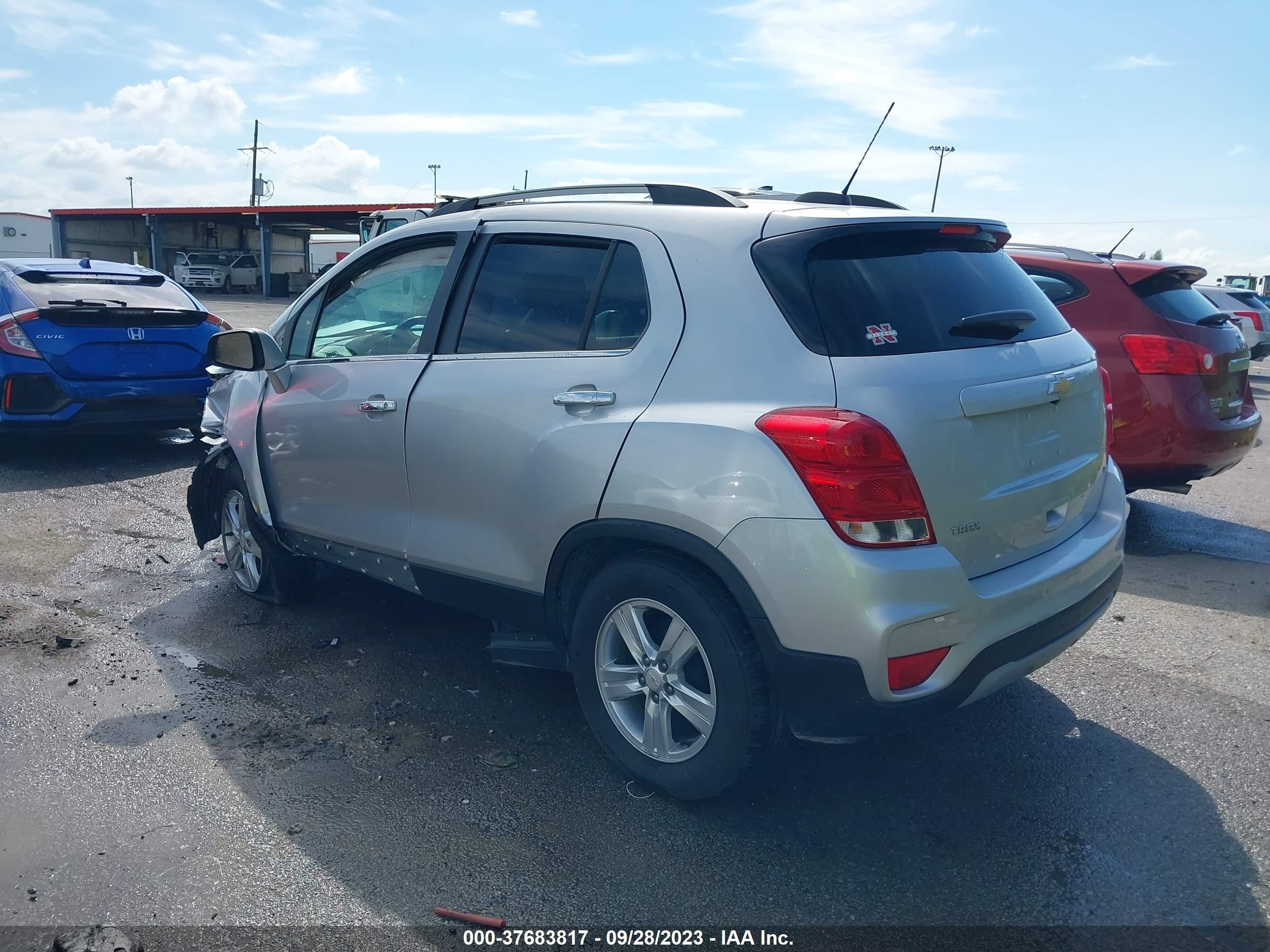 Photo 2 VIN: KL7CJLSB0JB705703 - CHEVROLET TRAX 