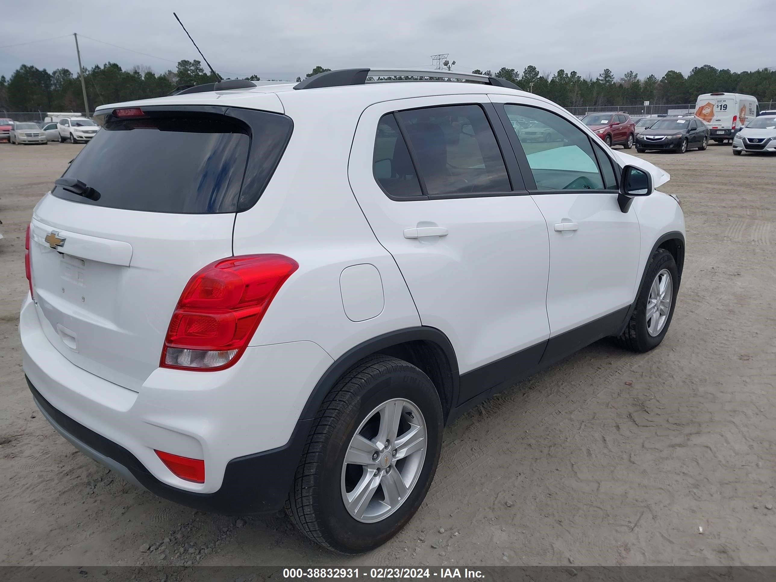 Photo 3 VIN: KL7CJLSB7MB330428 - CHEVROLET TRAX 