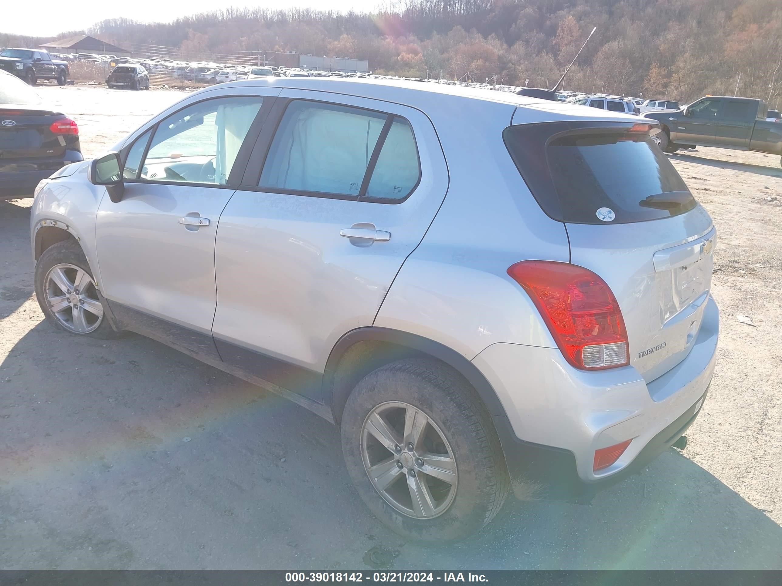 Photo 2 VIN: KL7CJNSB0HB071637 - CHEVROLET TRAX 