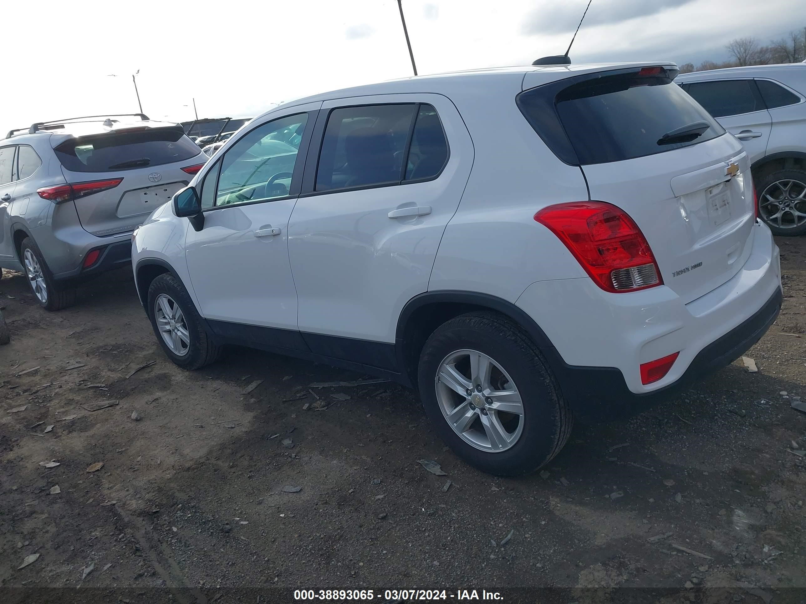 Photo 2 VIN: KL7CJNSM3MB369692 - CHEVROLET TRAX 