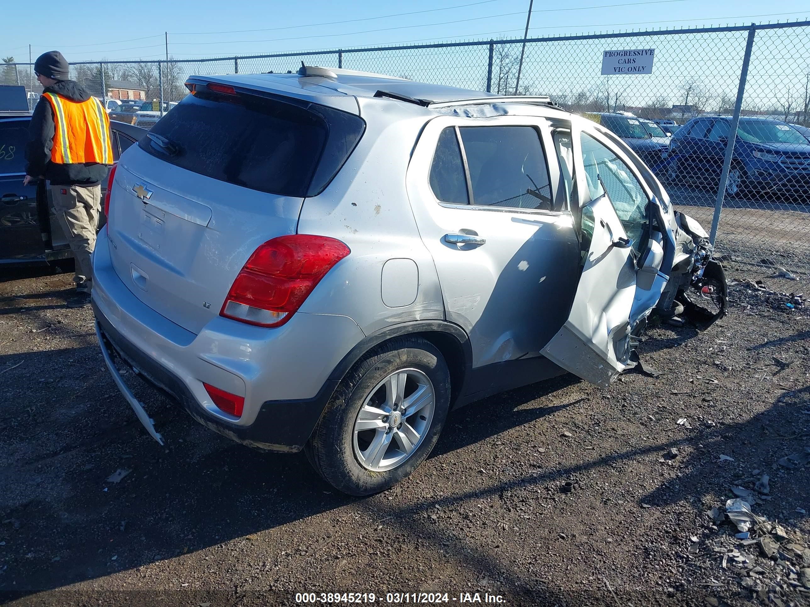 Photo 3 VIN: KL7CJPSB2KB952018 - CHEVROLET TRAX 