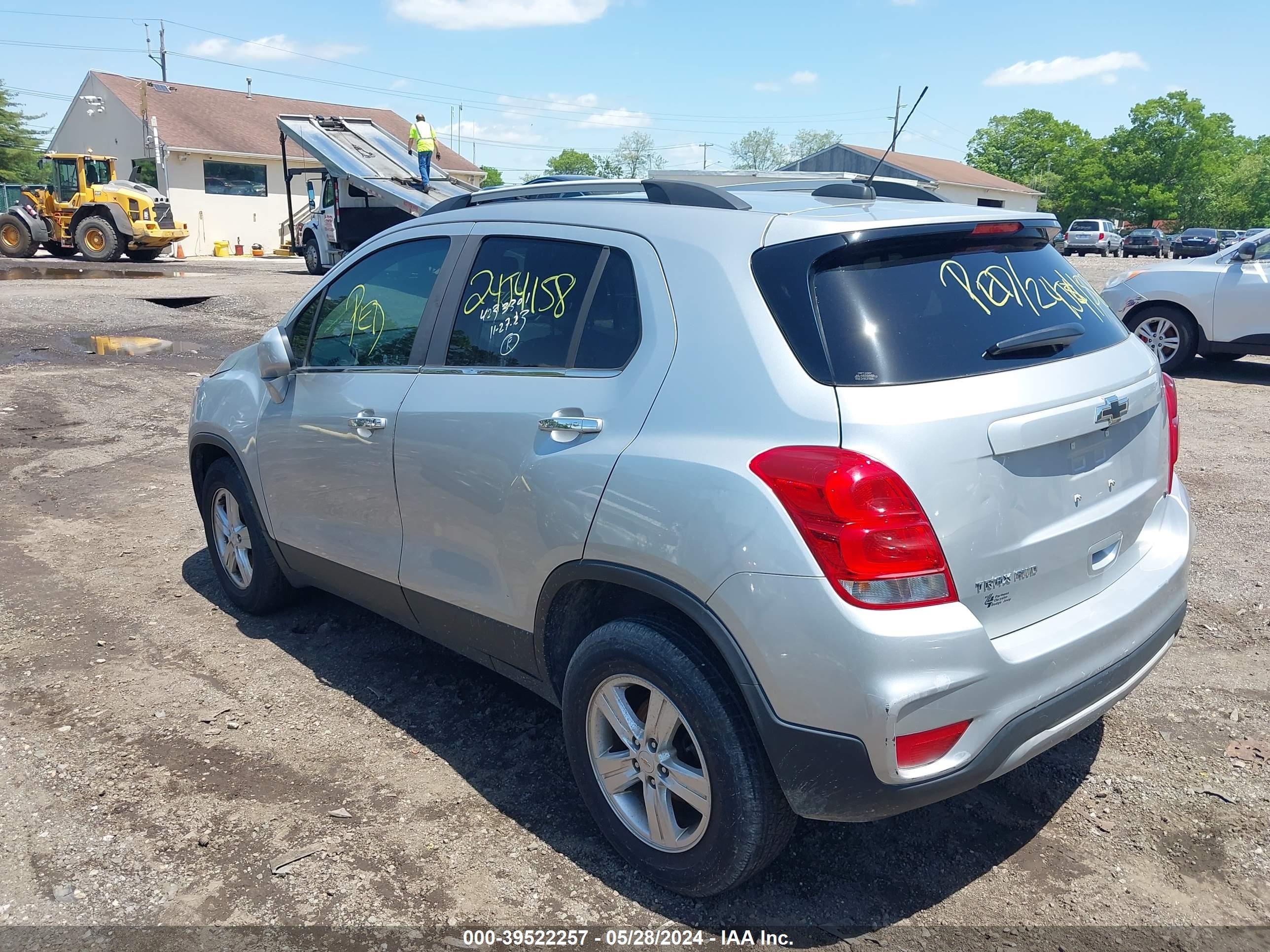 Photo 2 VIN: KL7CJPSB3JB685731 - CHEVROLET TRAX 