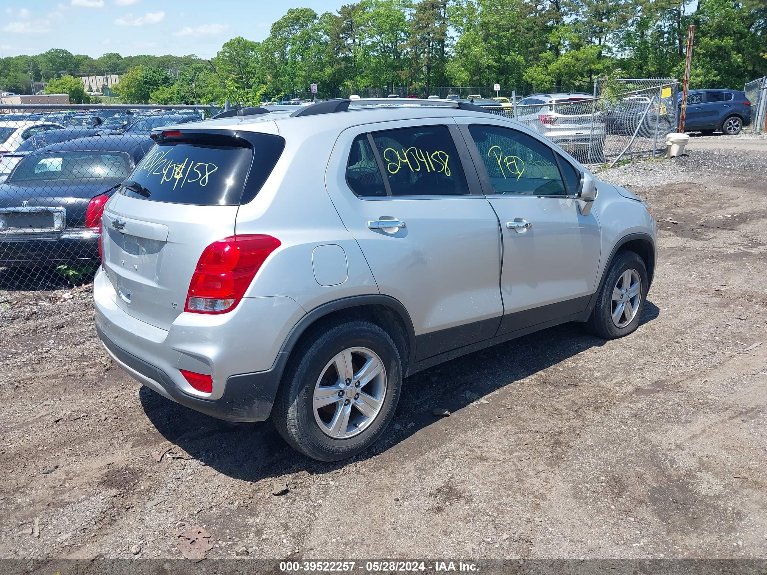 Photo 3 VIN: KL7CJPSB3JB685731 - CHEVROLET TRAX 